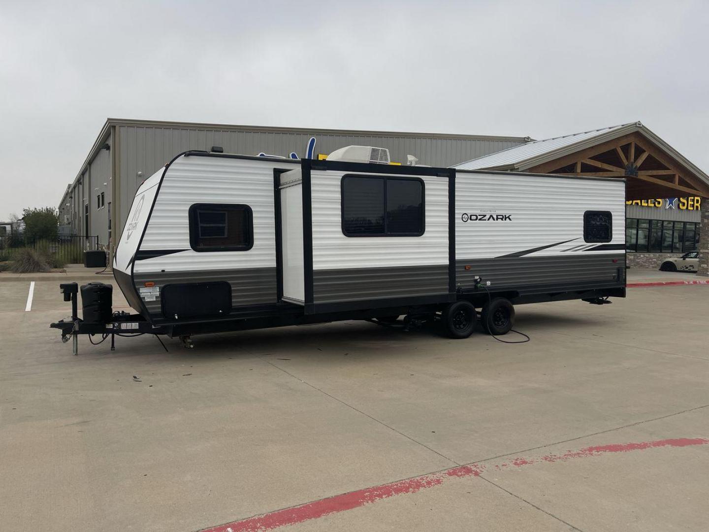 2020 FOREST RIVER OZARK 2700TH (4X4TZKC24LY) , Length:32.33 ft | Dry Weight: 5,683 lbs. | Gross Weight: 7,830 lbs. | Slides: 1 transmission, located at 4319 N Main St, Cleburne, TX, 76033, (817) 678-5133, 32.385960, -97.391212 - Photo#24