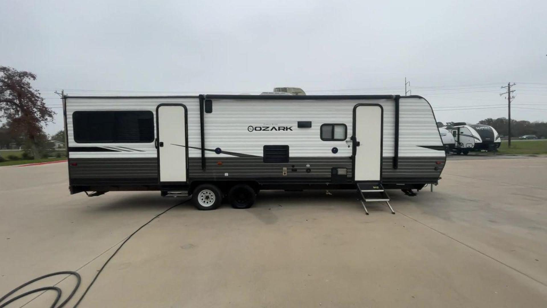 2020 FOREST RIVER OZARK 2700TH (4X4TZKC24LY) , Length:32.33 ft | Dry Weight: 5,683 lbs. | Gross Weight: 7,830 lbs. | Slides: 1 transmission, located at 4319 N Main St, Cleburne, TX, 76033, (817) 678-5133, 32.385960, -97.391212 - Photo#2