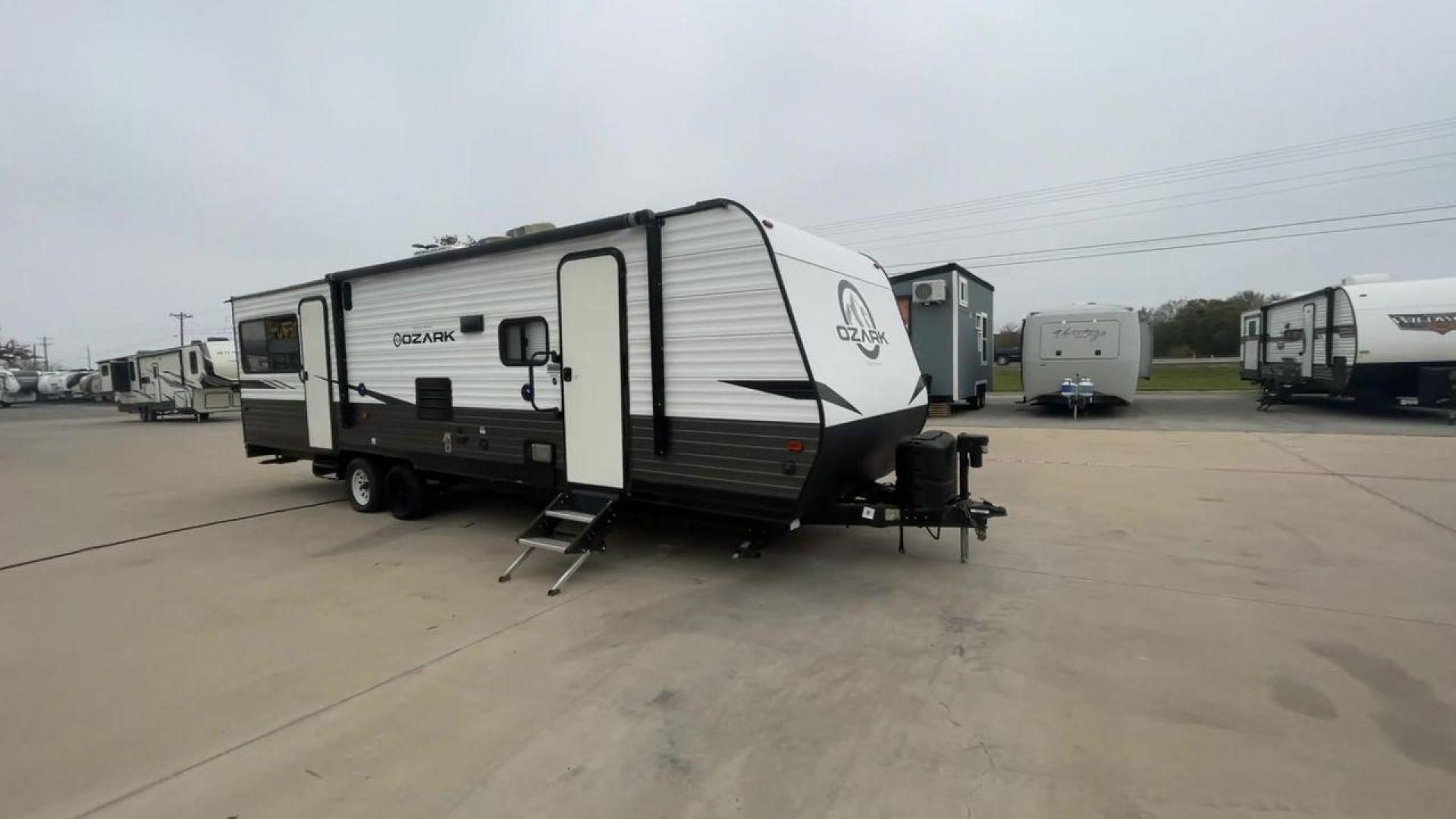 2020 FOREST RIVER OZARK 2700TH (4X4TZKC24LY) , Length:32.33 ft | Dry Weight: 5,683 lbs. | Gross Weight: 7,830 lbs. | Slides: 1 transmission, located at 4319 N Main St, Cleburne, TX, 76033, (817) 678-5133, 32.385960, -97.391212 - Photo#3