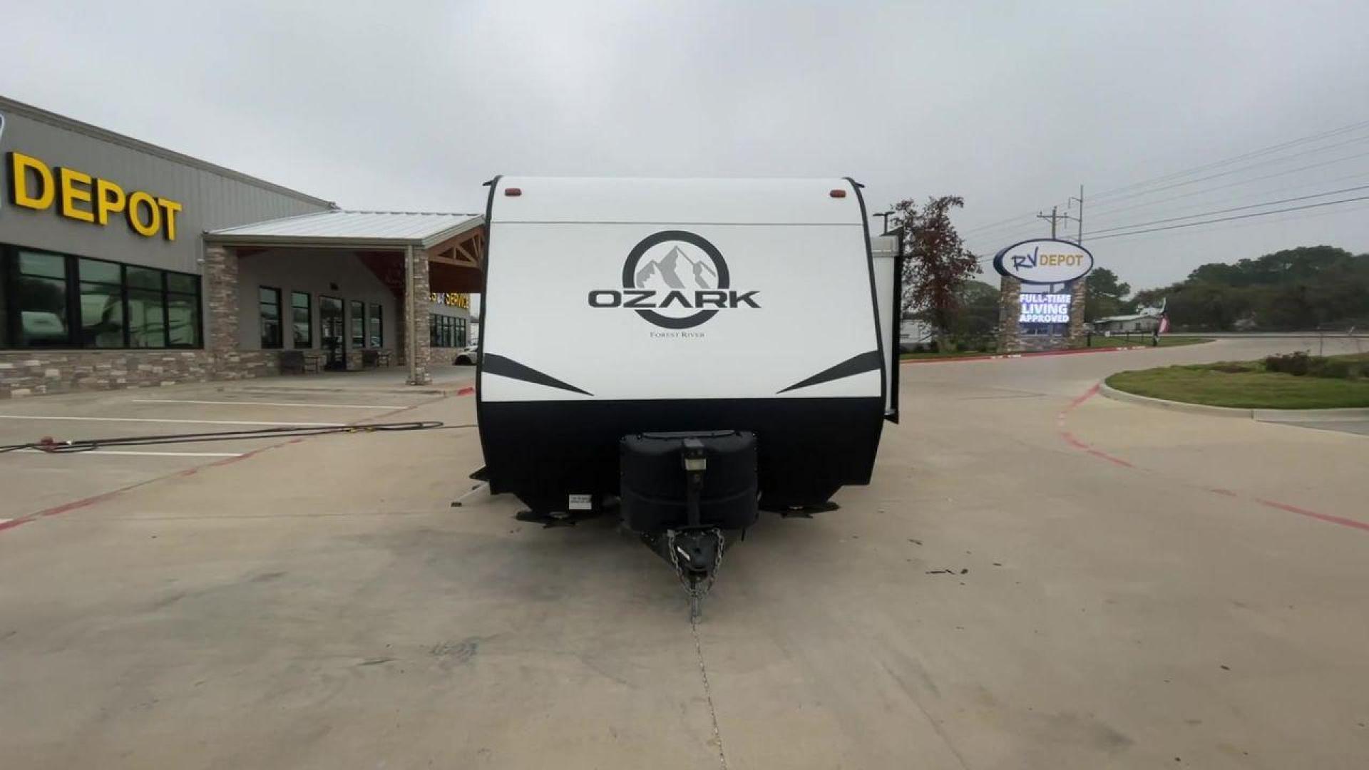 2020 FOREST RIVER OZARK 2700TH (4X4TZKC24LY) , Length:32.33 ft | Dry Weight: 5,683 lbs. | Gross Weight: 7,830 lbs. | Slides: 1 transmission, located at 4319 N Main St, Cleburne, TX, 76033, (817) 678-5133, 32.385960, -97.391212 - Photo#4