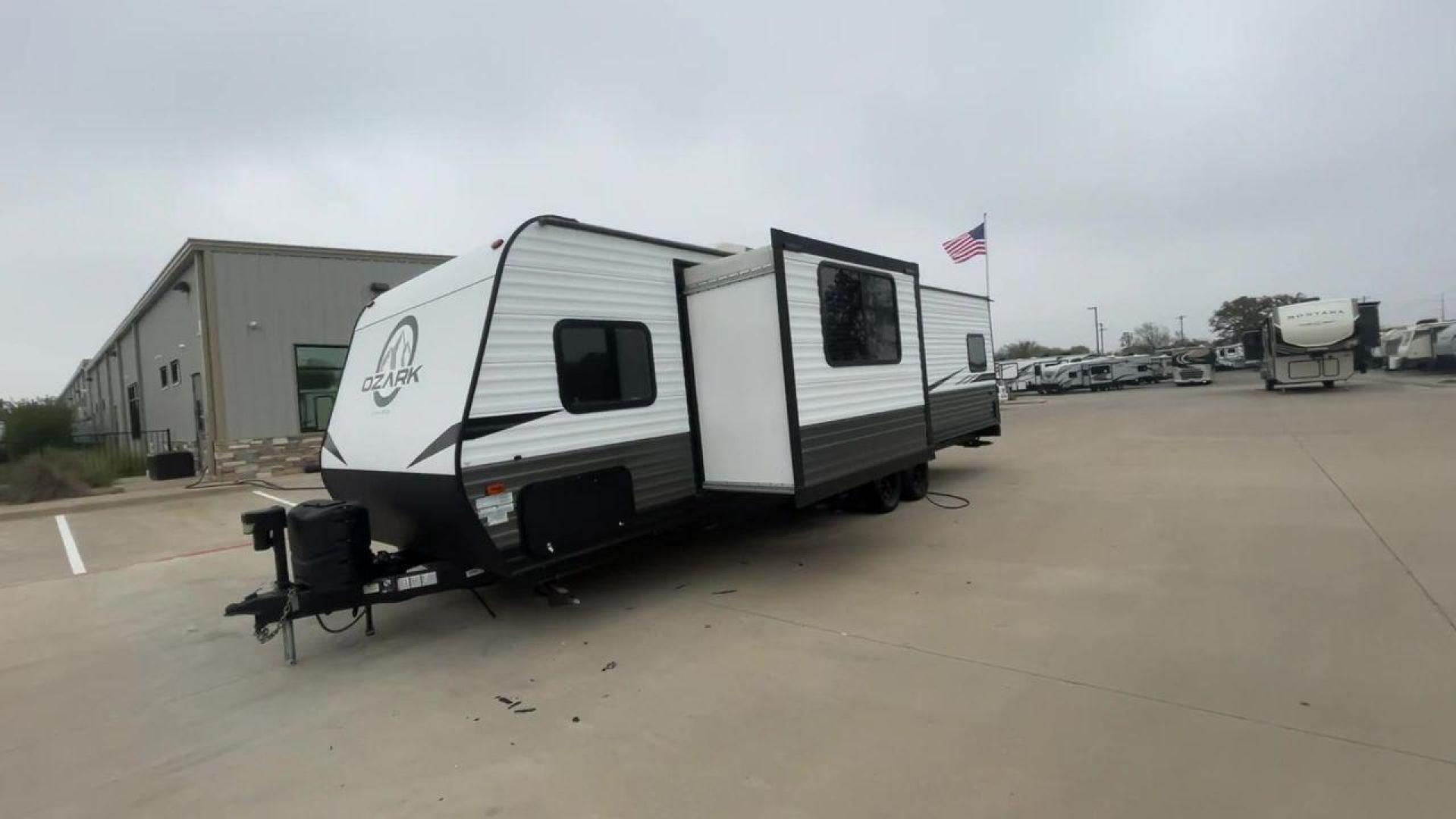 2020 FOREST RIVER OZARK 2700TH (4X4TZKC24LY) , Length:32.33 ft | Dry Weight: 5,683 lbs. | Gross Weight: 7,830 lbs. | Slides: 1 transmission, located at 4319 N Main St, Cleburne, TX, 76033, (817) 678-5133, 32.385960, -97.391212 - Photo#5