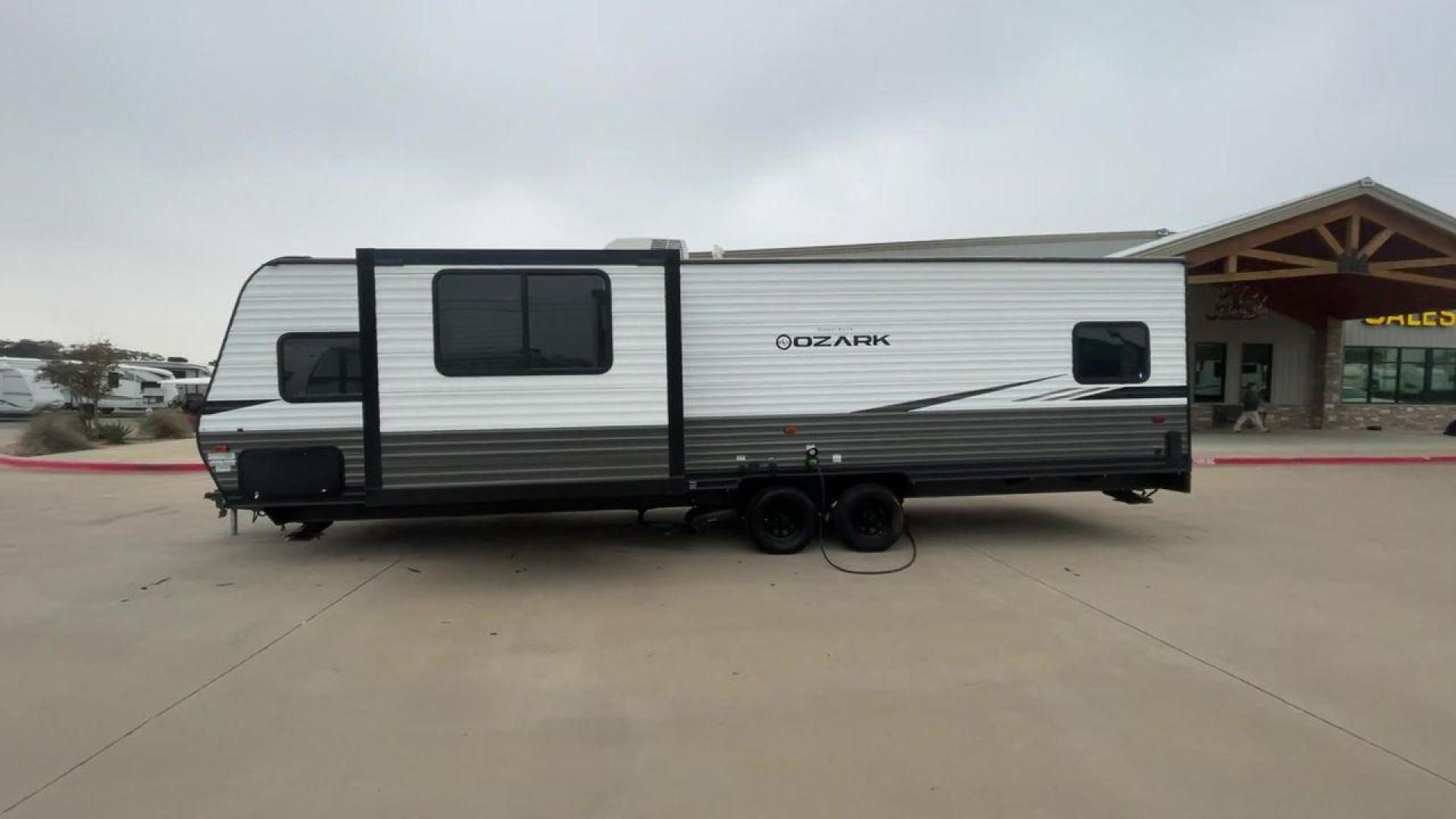 2020 FOREST RIVER OZARK 2700TH (4X4TZKC24LY) , Length:32.33 ft | Dry Weight: 5,683 lbs. | Gross Weight: 7,830 lbs. | Slides: 1 transmission, located at 4319 N Main St, Cleburne, TX, 76033, (817) 678-5133, 32.385960, -97.391212 - Photo#6