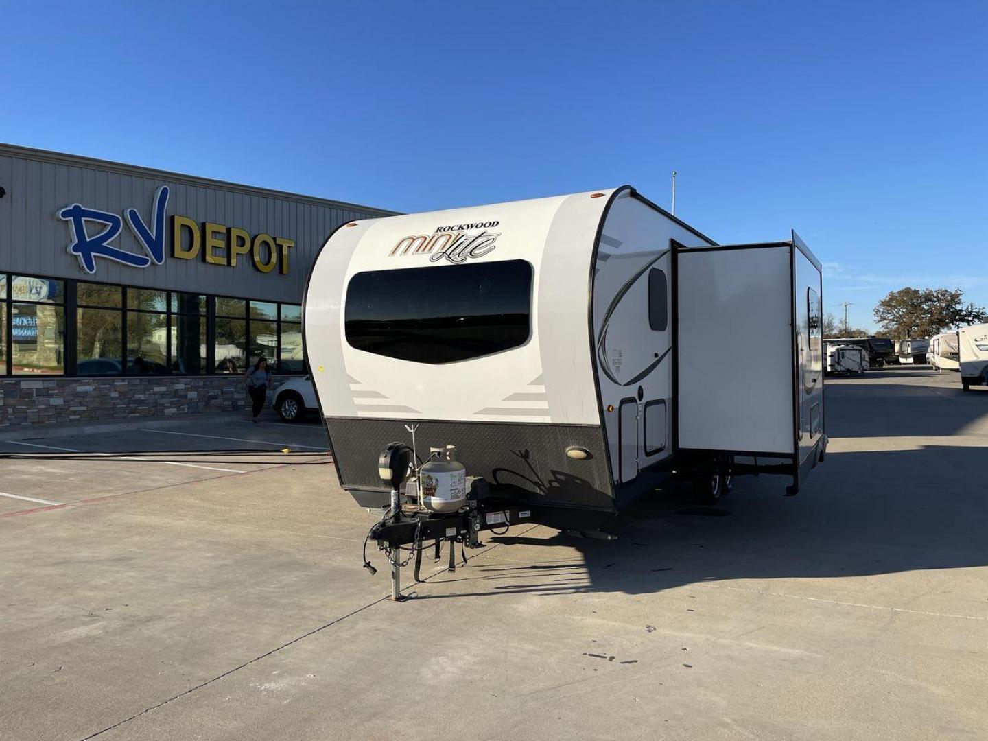 2020 FOREST RIVER ROCKWOOD 2507S (4X4TRLA20LD) , Length: 25.92 ft | Dry Weight: 5,471 lbs | Slides: 1 transmission, located at 4319 N Main St, Cleburne, TX, 76033, (817) 678-5133, 32.385960, -97.391212 - Discover the peak of compact luxury with the 2020 Forest River Rockwood 2507S, a travel trailer that reimagines pleasant camping. Designed with a length that perfectly balances space and maneuverability, this model is ideal for solo travelers and small families looking for a cozy retreat. The Rockwo - Photo#0