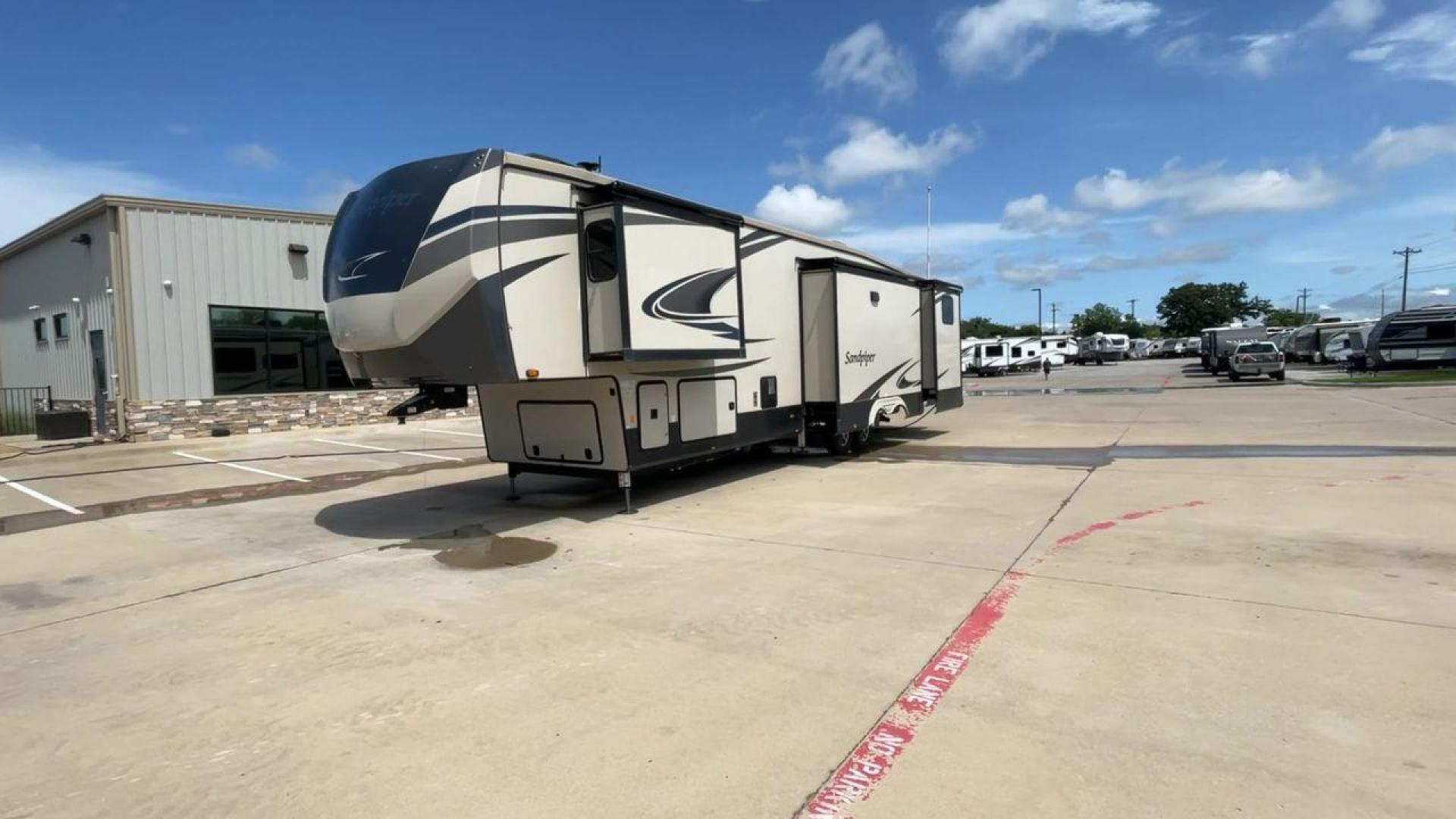 2020 FOREST RIVER SANDPIPER 373BH (4X4FSAN26LJ) , located at 4319 N Main St, Cleburne, TX, 76033, (817) 678-5133, 32.385960, -97.391212 - Photo#5