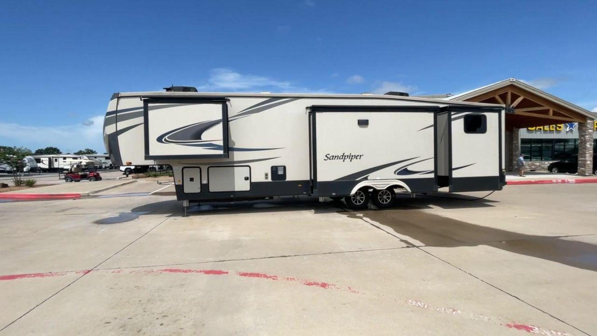 2020 FOREST RIVER SANDPIPER 373BH (4X4FSAN26LJ) , located at 4319 N Main St, Cleburne, TX, 76033, (817) 678-5133, 32.385960, -97.391212 - Photo#6