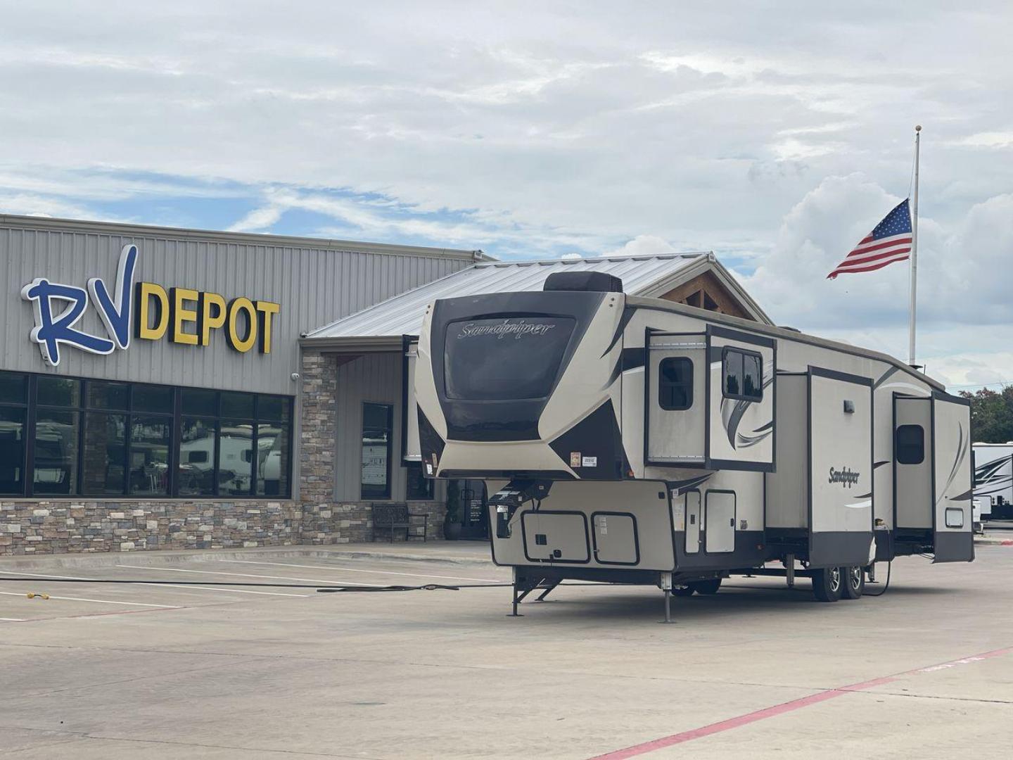 2020 FOREST RIVER SANDPIPER 379FLOK (4X4FSAP26LJ) , Length: 42.75 ft. | Dry Weight: 13,069 lbs. | Gross Weight: 16,069 lbs. | Slides: 6 transmission, located at 4319 N Main St, Cleburne, TX, 76033, (817) 678-5133, 32.385960, -97.391212 - Photo#0