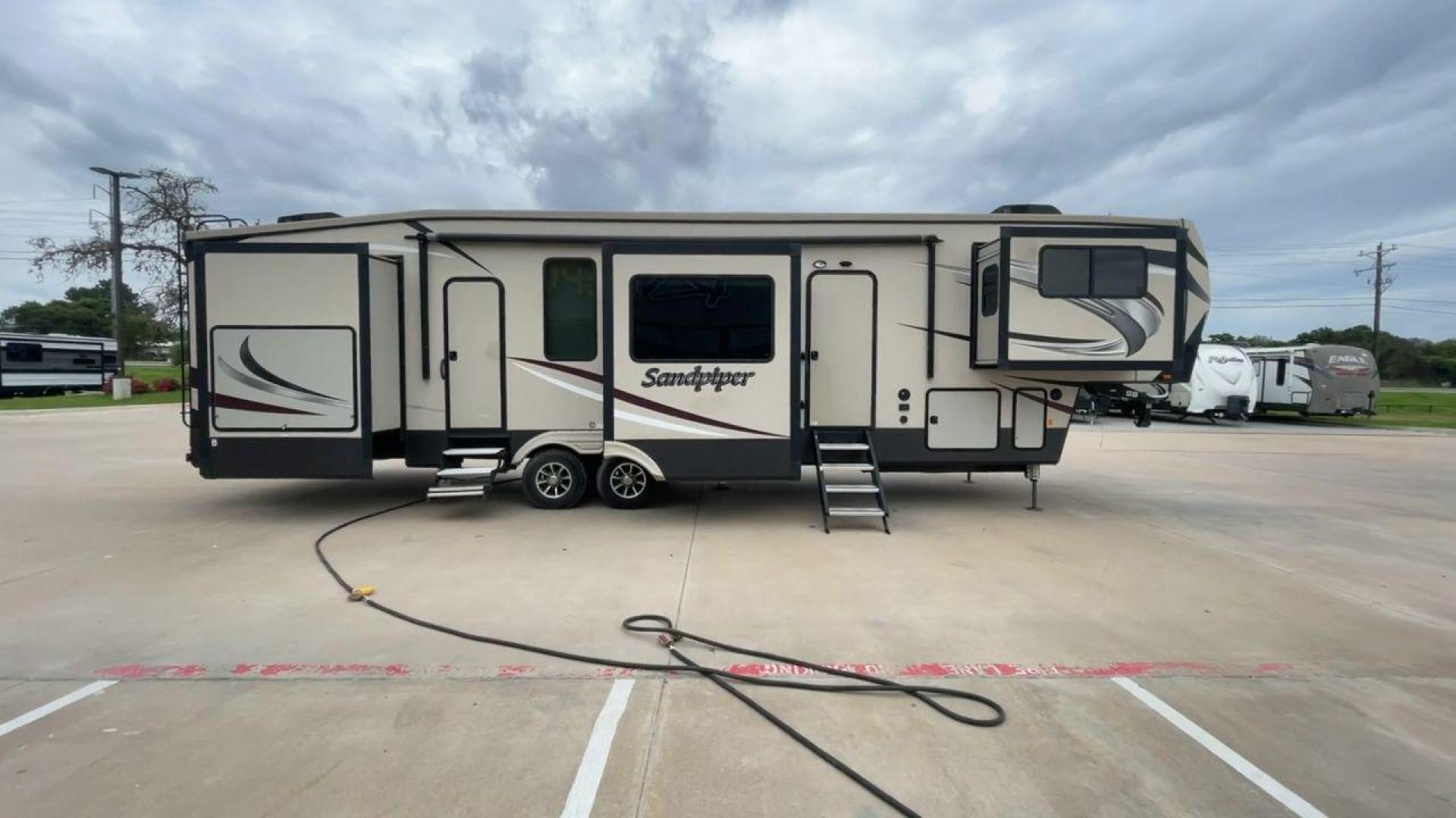 2020 FOREST RIVER SANDPIPER 379FLOK (4X4FSAP26LJ) , Length: 42.75 ft. | Dry Weight: 13,069 lbs. | Gross Weight: 16,069 lbs. | Slides: 6 transmission, located at 4319 N Main St, Cleburne, TX, 76033, (817) 678-5133, 32.385960, -97.391212 - Photo#2