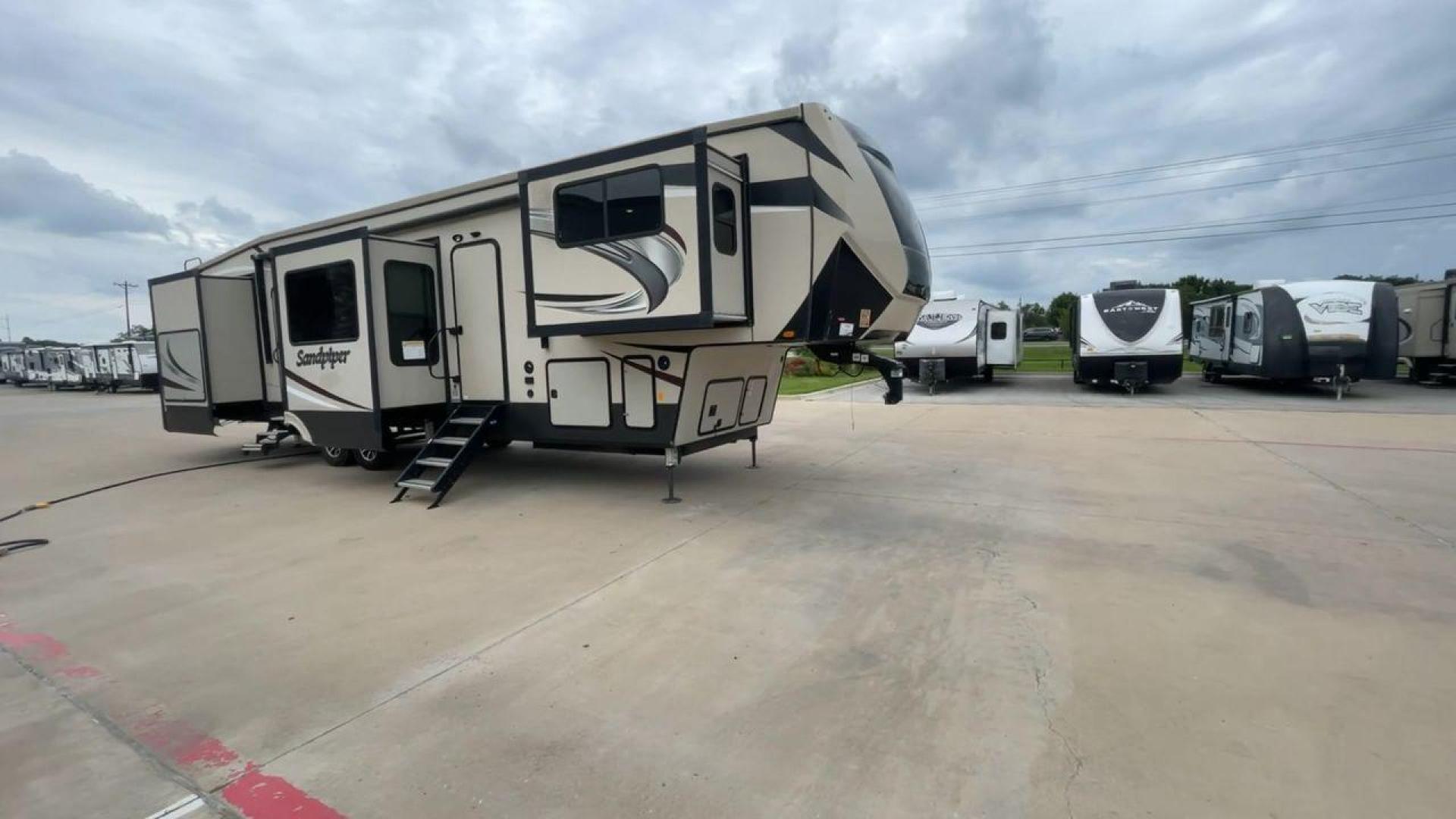 2020 FOREST RIVER SANDPIPER 379FLOK (4X4FSAP26LJ) , Length: 42.75 ft. | Dry Weight: 13,069 lbs. | Gross Weight: 16,069 lbs. | Slides: 6 transmission, located at 4319 N Main St, Cleburne, TX, 76033, (817) 678-5133, 32.385960, -97.391212 - Photo#3