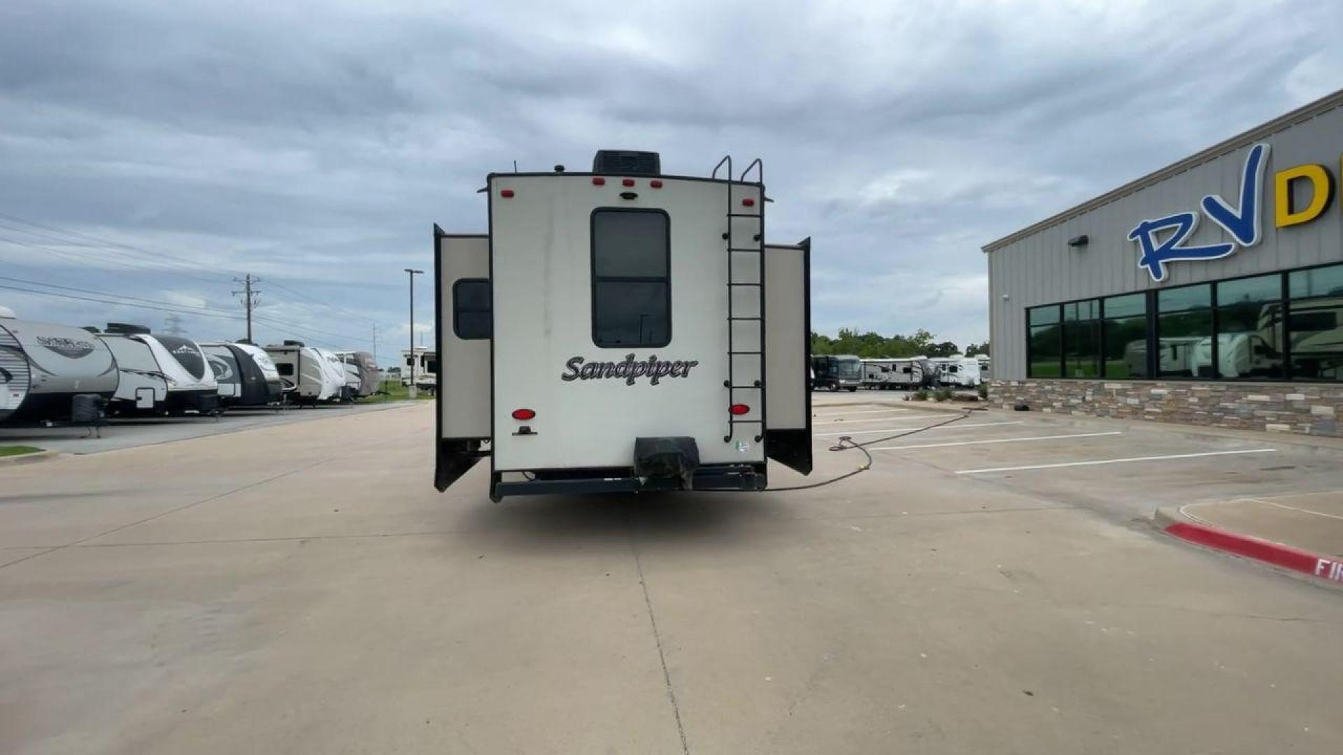 2020 FOREST RIVER SANDPIPER 379FLOK (4X4FSAP26LJ) , Length: 42.75 ft. | Dry Weight: 13,069 lbs. | Gross Weight: 16,069 lbs. | Slides: 6 transmission, located at 4319 N Main St, Cleburne, TX, 76033, (817) 678-5133, 32.385960, -97.391212 - Photo#8