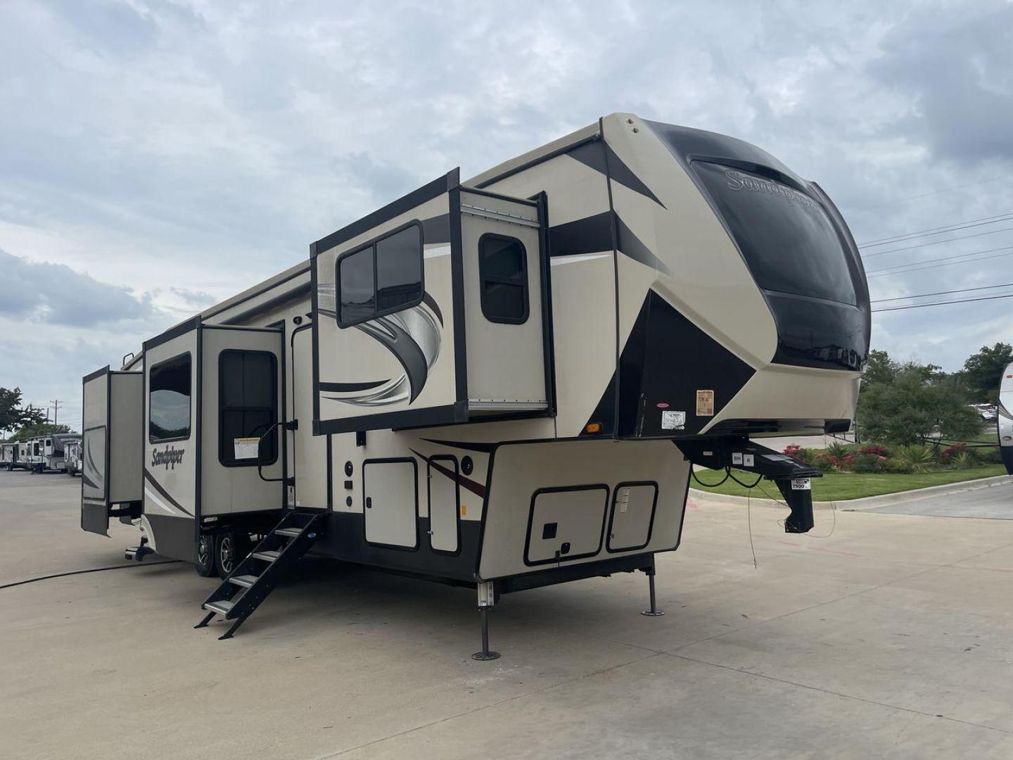 2020 FOREST RIVER SANDPIPER 379FLOK (4X4FSAP26LJ) , Length: 42.75 ft. | Dry Weight: 13,069 lbs. | Gross Weight: 16,069 lbs. | Slides: 6 transmission, located at 4319 N Main St, Cleburne, TX, 76033, (817) 678-5133, 32.385960, -97.391212 - Photo#23