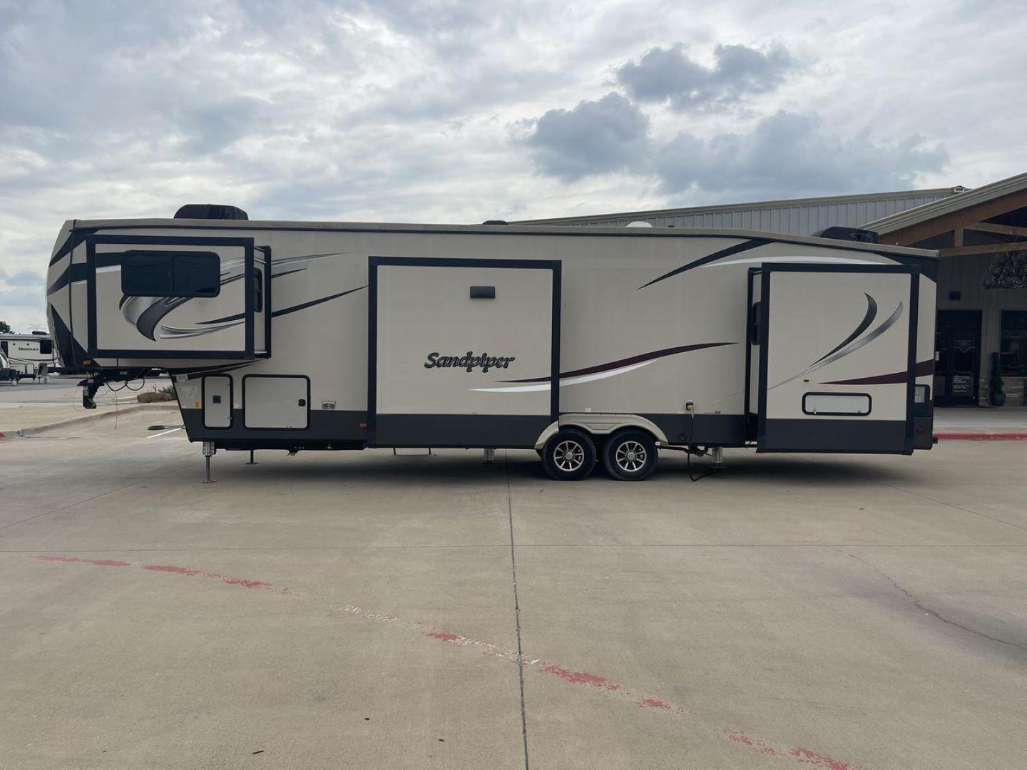 2020 FOREST RIVER SANDPIPER 379FLOK (4X4FSAP26LJ) , Length: 42.75 ft. | Dry Weight: 13,069 lbs. | Gross Weight: 16,069 lbs. | Slides: 6 transmission, located at 4319 N Main St, Cleburne, TX, 76033, (817) 678-5133, 32.385960, -97.391212 - Photo#24