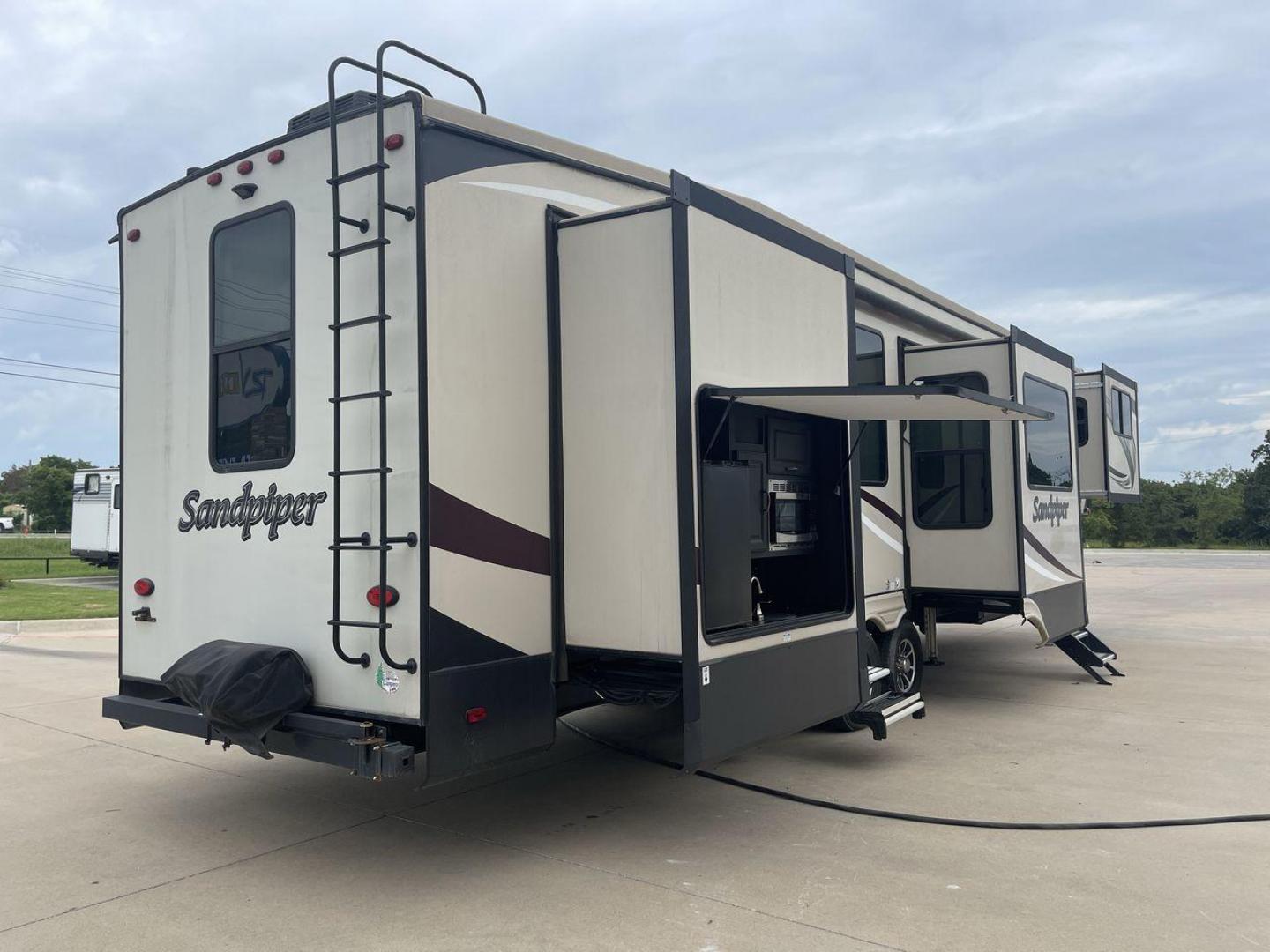 2020 FOREST RIVER SANDPIPER 379FLOK (4X4FSAP26LJ) , Length: 42.75 ft. | Dry Weight: 13,069 lbs. | Gross Weight: 16,069 lbs. | Slides: 6 transmission, located at 4319 N Main St, Cleburne, TX, 76033, (817) 678-5133, 32.385960, -97.391212 - Photo#25