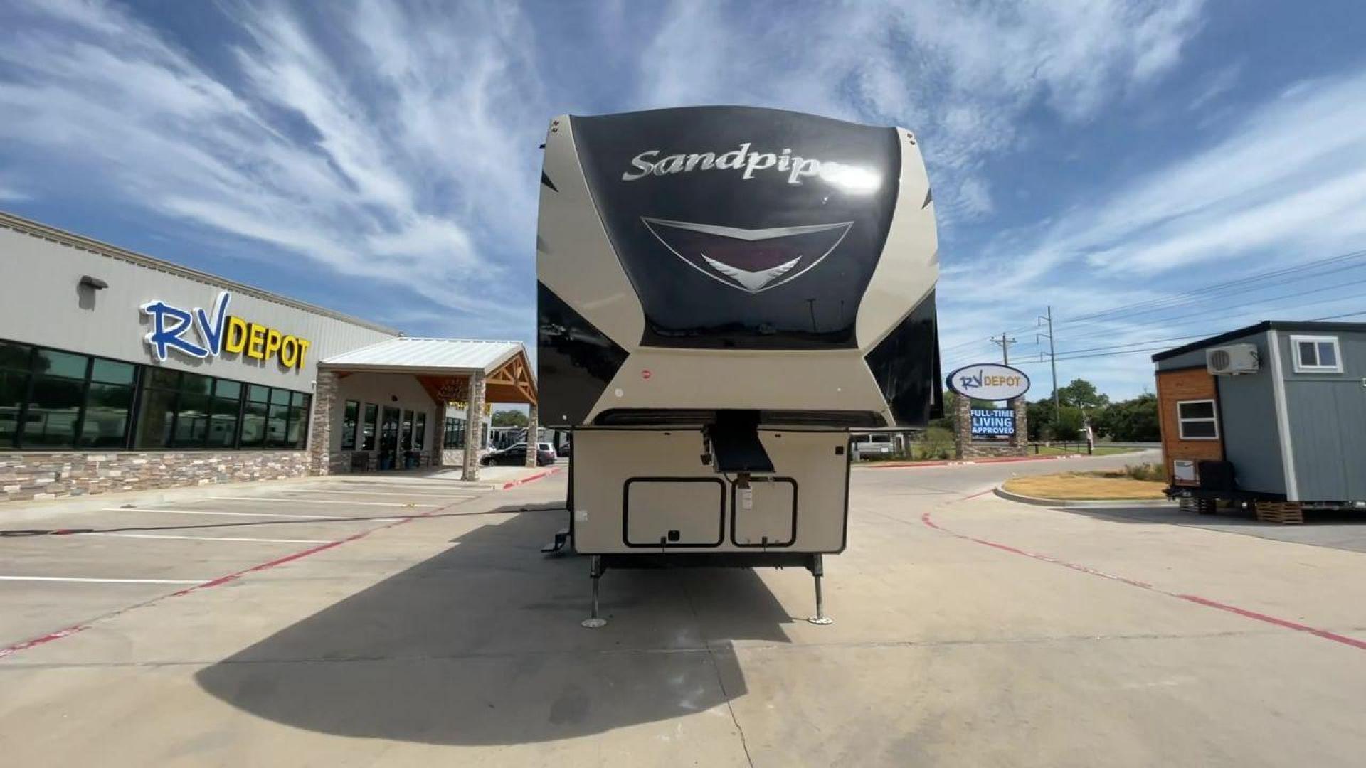 2020 TAN FOREST RIVER SANDPIPER 384QBOK (4X4FSAP25LJ) , Length: 41.67 ft. | Dry Weight: 13,132 lbs. | Gross Weight: 16,132 lbs. | Slides: 5 transmission, located at 4319 N Main St, Cleburne, TX, 76033, (817) 678-5133, 32.385960, -97.391212 - RV Depot in Cleburne, TX is proud to present this stunning 2020 Forest River Sandpiper 384QBOK for sale. With its luxurious features and spacious interior, this fifth wheel bunk house is the perfect vehicle for your next adventure. Priced at $67,995, this RV offers exceptional value for money. Loca - Photo#4