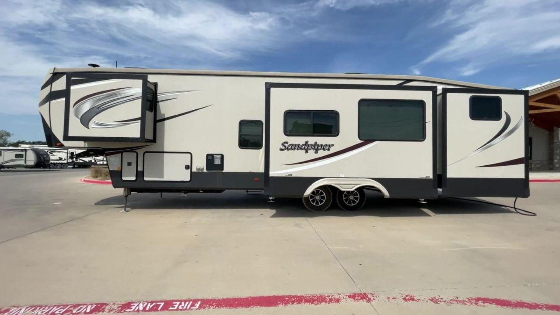 2020 TAN FOREST RIVER SANDPIPER 384QBOK (4X4FSAP25LJ) , Length: 41.67 ft. | Dry Weight: 13,132 lbs. | Gross Weight: 16,132 lbs. | Slides: 5 transmission, located at 4319 N Main St, Cleburne, TX, 76033, (817) 678-5133, 32.385960, -97.391212 - RV Depot in Cleburne, TX is proud to present this stunning 2020 Forest River Sandpiper 384QBOK for sale. With its luxurious features and spacious interior, this fifth wheel bunk house is the perfect vehicle for your next adventure. Priced at $67,995, this RV offers exceptional value for money. Loca - Photo#6