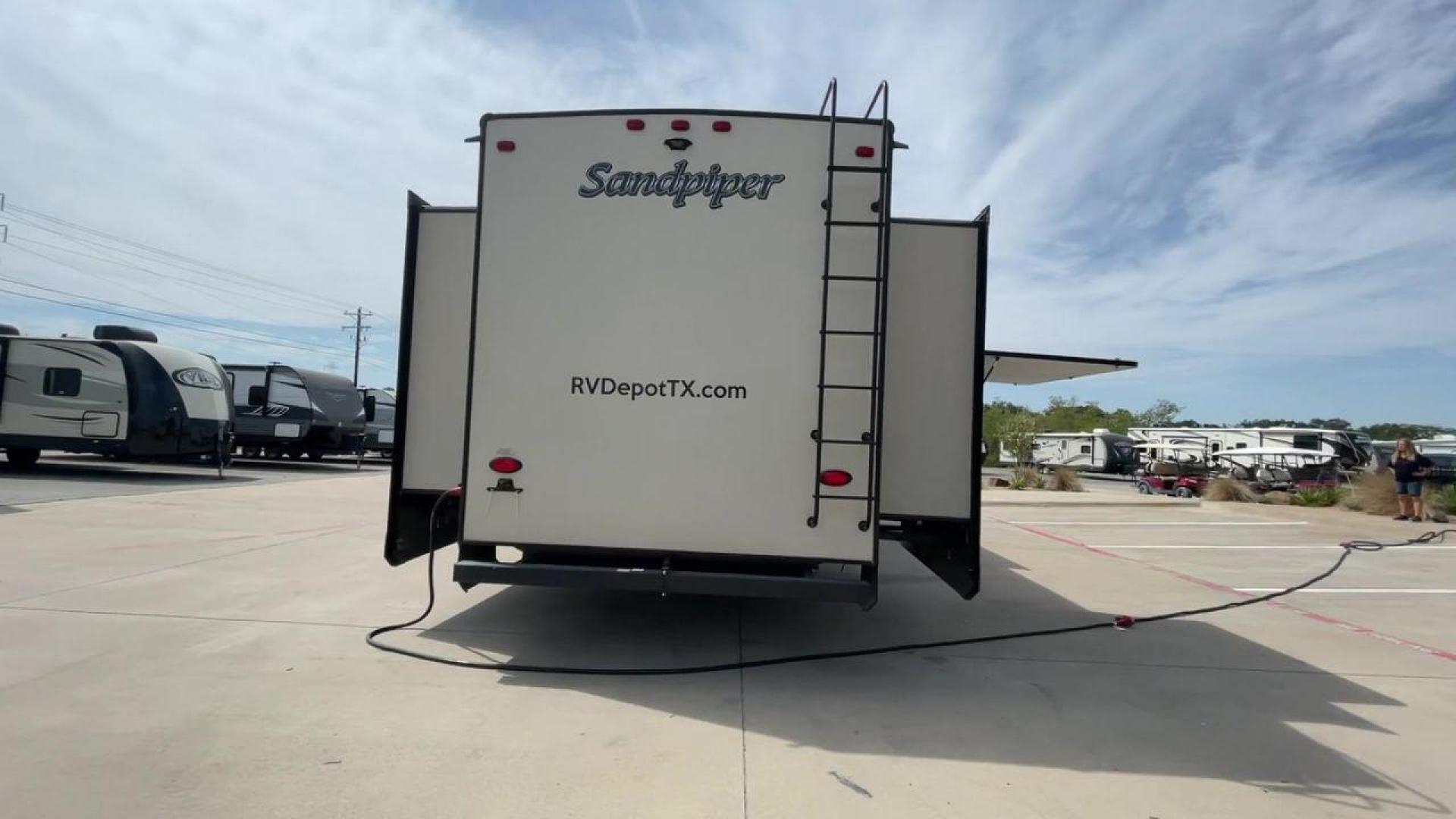 2020 TAN FOREST RIVER SANDPIPER 384QBOK (4X4FSAP25LJ) , Length: 41.67 ft. | Dry Weight: 13,132 lbs. | Gross Weight: 16,132 lbs. | Slides: 5 transmission, located at 4319 N Main St, Cleburne, TX, 76033, (817) 678-5133, 32.385960, -97.391212 - RV Depot in Cleburne, TX is proud to present this stunning 2020 Forest River Sandpiper 384QBOK for sale. With its luxurious features and spacious interior, this fifth wheel bunk house is the perfect vehicle for your next adventure. Priced at $67,995, this RV offers exceptional value for money. Loca - Photo#8