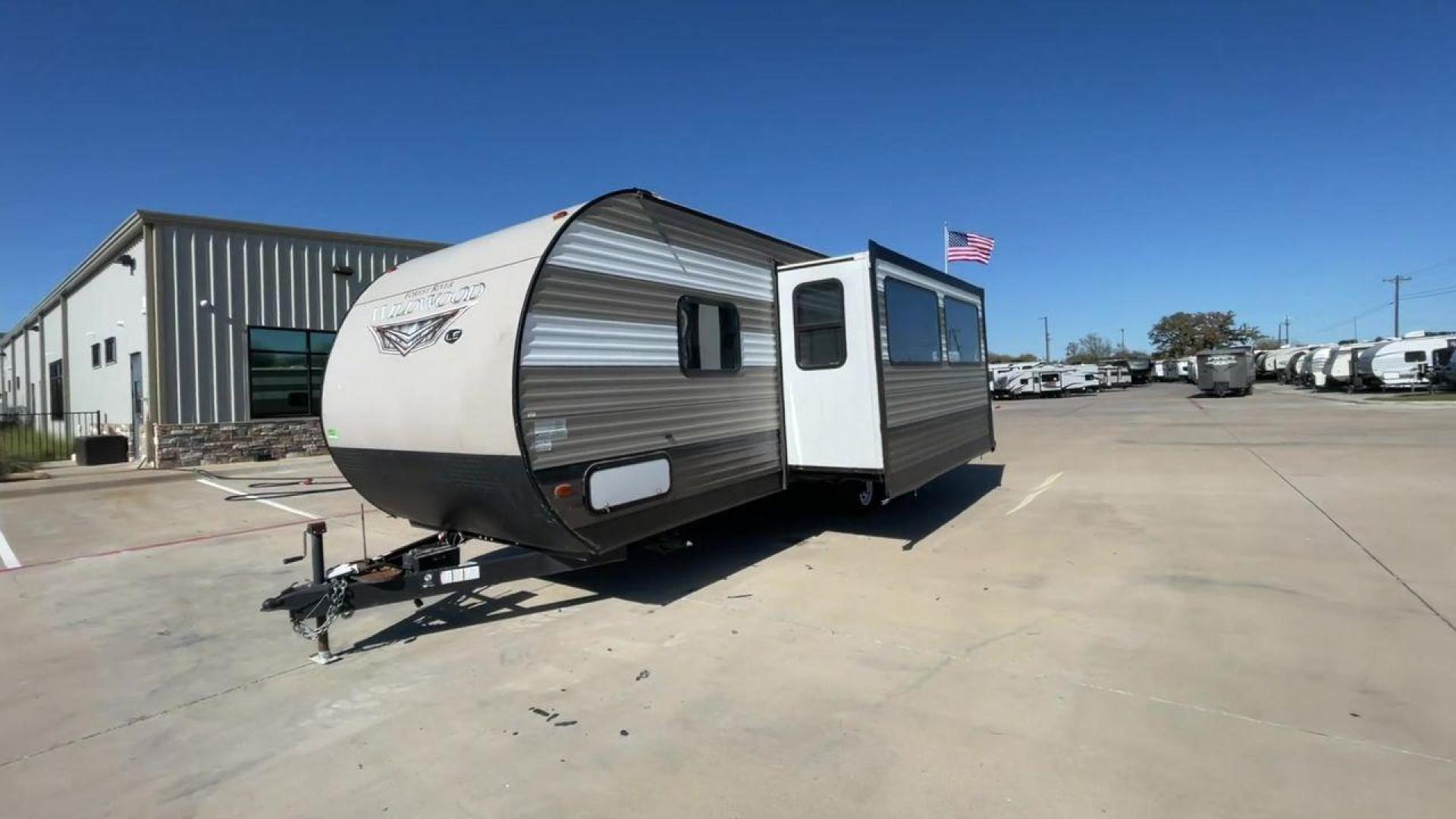 2020 WHITE FOREST RIVER WILDWOOD 26DBLE (4X4TWDB28LA) , Length: 30.4 ft. | Dry Weight: 5,868 lbs. | Gross Weight: 7775 lbs. | Slides: 1 transmission, located at 4319 N Main St, Cleburne, TX, 76033, (817) 678-5133, 32.385960, -97.391212 - With the 2020 Forest River Wildwood 26DBLE, you can go on the best camping trip ever. This camping trailer is very flexible and has a lot of room to make your time outside more enjoyable. With a length of 30.4 feet and a weight of 5,868 pounds when empty, this RV is the perfect size for getting arou - Photo#5