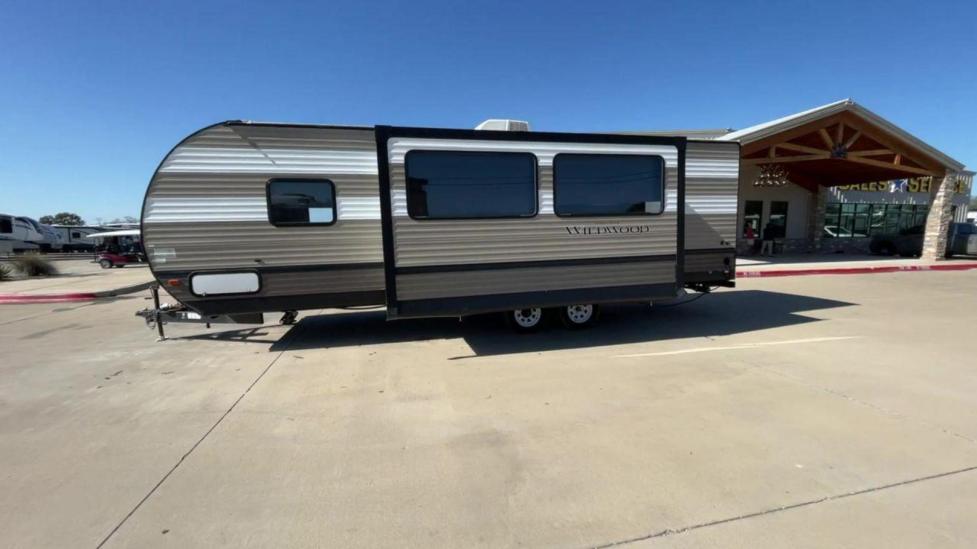 2020 WHITE FOREST RIVER WILDWOOD 26DBLE (4X4TWDB28LA) , Length: 30.4 ft. | Dry Weight: 5,868 lbs. | Gross Weight: 7775 lbs. | Slides: 1 transmission, located at 4319 N Main St, Cleburne, TX, 76033, (817) 678-5133, 32.385960, -97.391212 - With the 2020 Forest River Wildwood 26DBLE, you can go on the best camping trip ever. This camping trailer is very flexible and has a lot of room to make your time outside more enjoyable. With a length of 30.4 feet and a weight of 5,868 pounds when empty, this RV is the perfect size for getting arou - Photo#6