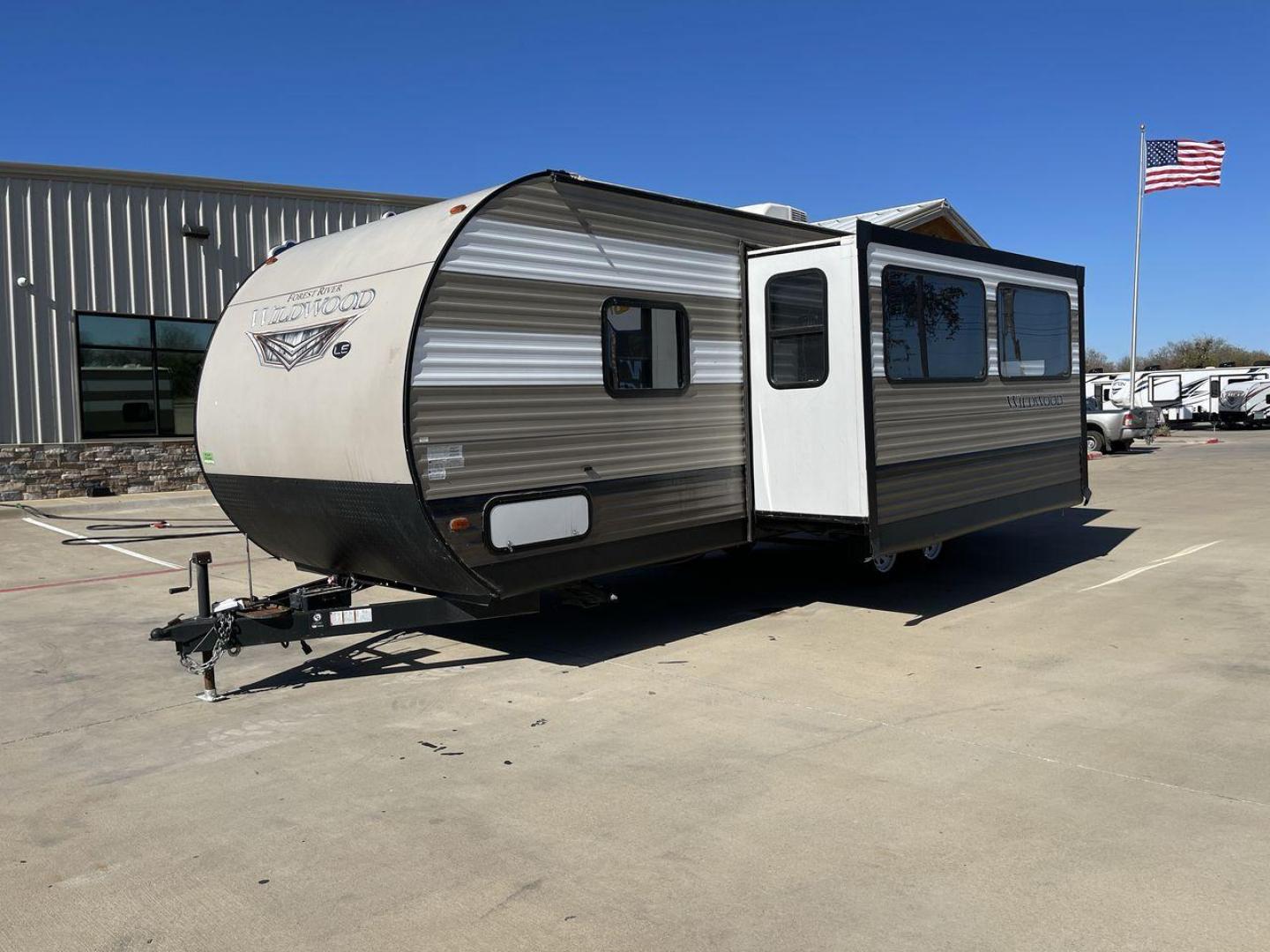 2020 WHITE FOREST RIVER WILDWOOD 26DBLE (4X4TWDB28LA) , Length: 30.4 ft. | Dry Weight: 5,868 lbs. | Gross Weight: 7775 lbs. | Slides: 1 transmission, located at 4319 N Main St, Cleburne, TX, 76033, (817) 678-5133, 32.385960, -97.391212 - With the 2020 Forest River Wildwood 26DBLE, you can go on the best camping trip ever. This camping trailer is very flexible and has a lot of room to make your time outside more enjoyable. With a length of 30.4 feet and a weight of 5,868 pounds when empty, this RV is the perfect size for getting arou - Photo#23