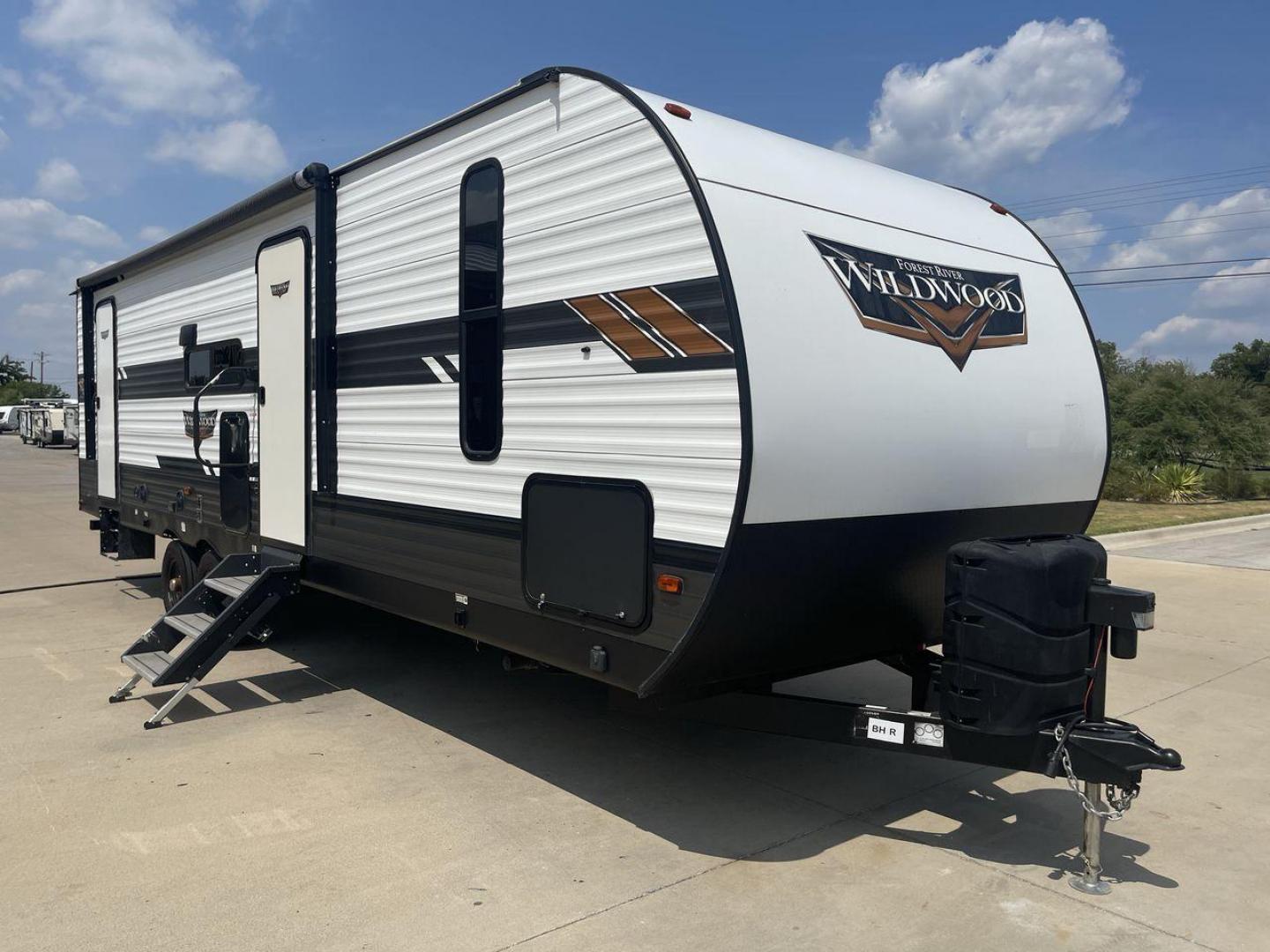 2020 FOREST RIVER WILDWOOD 26DBUD (4X4TWDB22LA) , Length: 33.17 ft. | Dry Weight: 6,988 lbs. | Slides: 1 transmission, located at 4319 N Main St, Cleburne, TX, 76033, (817) 678-5133, 32.385960, -97.391212 - Photo#23