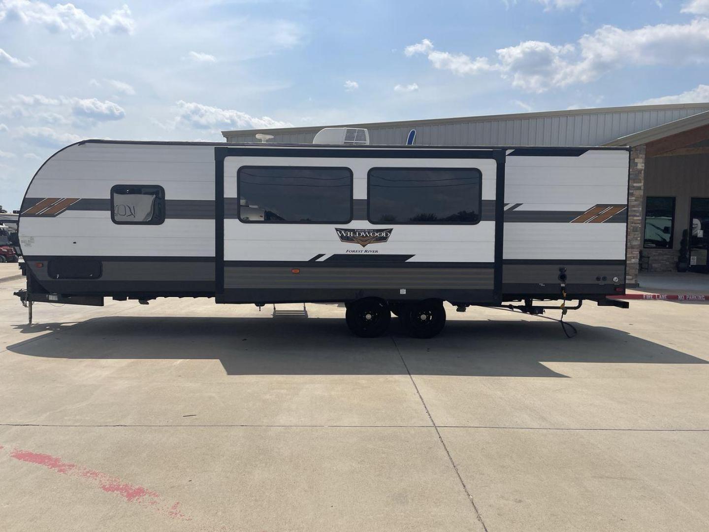 2020 FOREST RIVER WILDWOOD 26DBUD (4X4TWDB22LA) , Length: 33.17 ft. | Dry Weight: 6,988 lbs. | Slides: 1 transmission, located at 4319 N Main St, Cleburne, TX, 76033, (817) 678-5133, 32.385960, -97.391212 - Photo#24