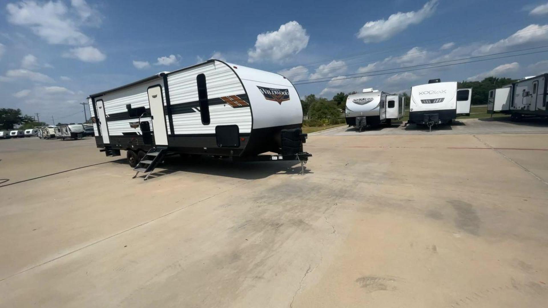 2020 FOREST RIVER WILDWOOD 26DBUD (4X4TWDB22LA) , Length: 33.17 ft. | Dry Weight: 6,988 lbs. | Slides: 1 transmission, located at 4319 N Main St, Cleburne, TX, 76033, (817) 678-5133, 32.385960, -97.391212 - Photo#3