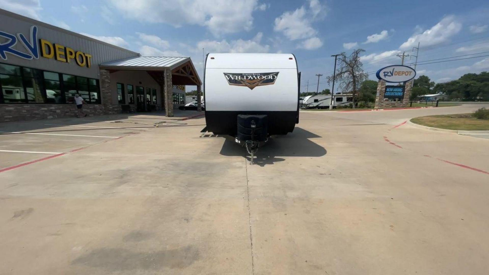 2020 FOREST RIVER WILDWOOD 26DBUD (4X4TWDB22LA) , Length: 33.17 ft. | Dry Weight: 6,988 lbs. | Slides: 1 transmission, located at 4319 N Main St, Cleburne, TX, 76033, (817) 678-5133, 32.385960, -97.391212 - Photo#4