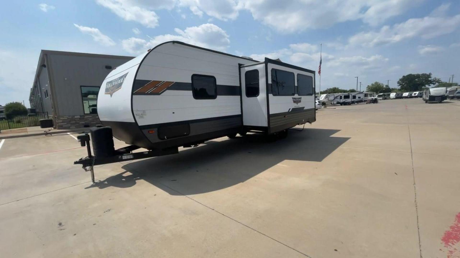 2020 FOREST RIVER WILDWOOD 26DBUD (4X4TWDB22LA) , Length: 33.17 ft. | Dry Weight: 6,988 lbs. | Slides: 1 transmission, located at 4319 N Main St, Cleburne, TX, 76033, (817) 678-5133, 32.385960, -97.391212 - Photo#5