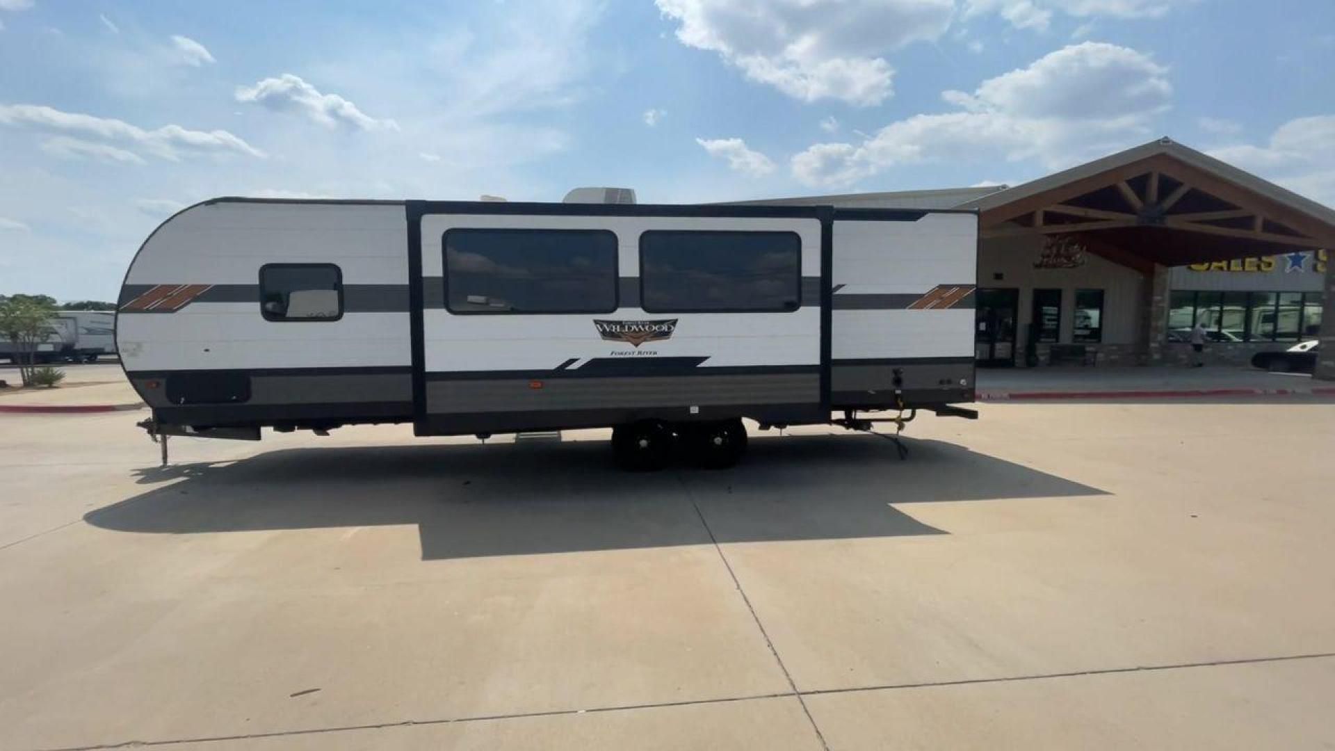 2020 FOREST RIVER WILDWOOD 26DBUD (4X4TWDB22LA) , Length: 33.17 ft. | Dry Weight: 6,988 lbs. | Slides: 1 transmission, located at 4319 N Main St, Cleburne, TX, 76033, (817) 678-5133, 32.385960, -97.391212 - Photo#6