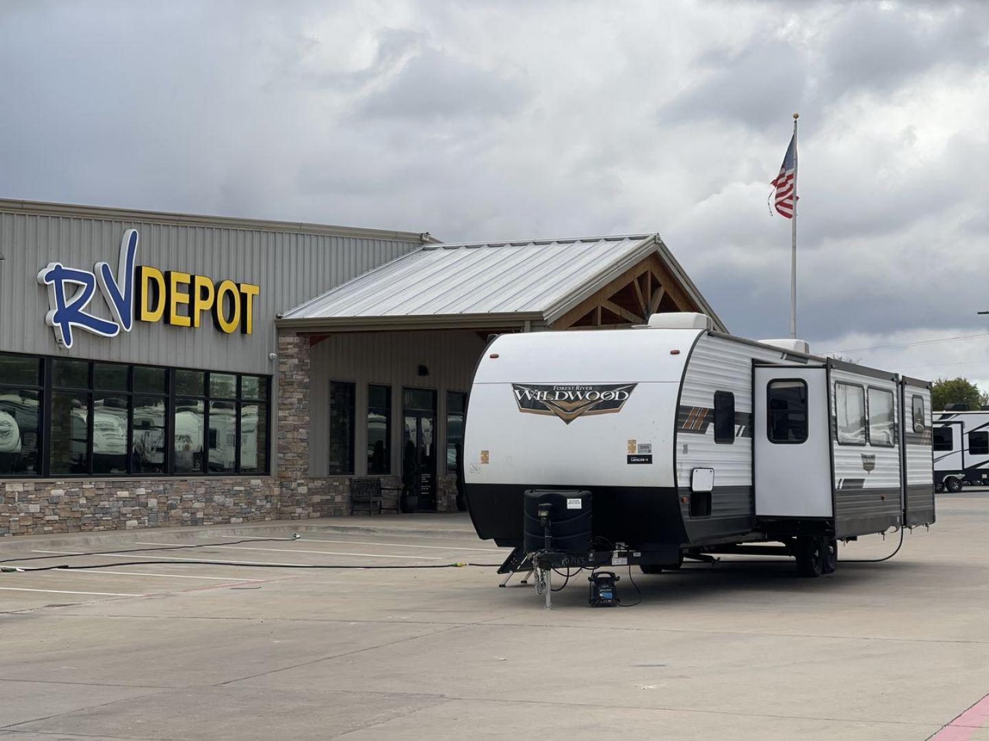 2020 FOREST RIVER WILDWOOD 31KQBTS (4X4TWDG27M8) , Length: 36.5 ft. | Dry Weight: 8,573 lbs. | Slides: 3 transmission, located at 4319 N Main St, Cleburne, TX, 76033, (817) 678-5133, 32.385960, -97.391212 - Photo#0