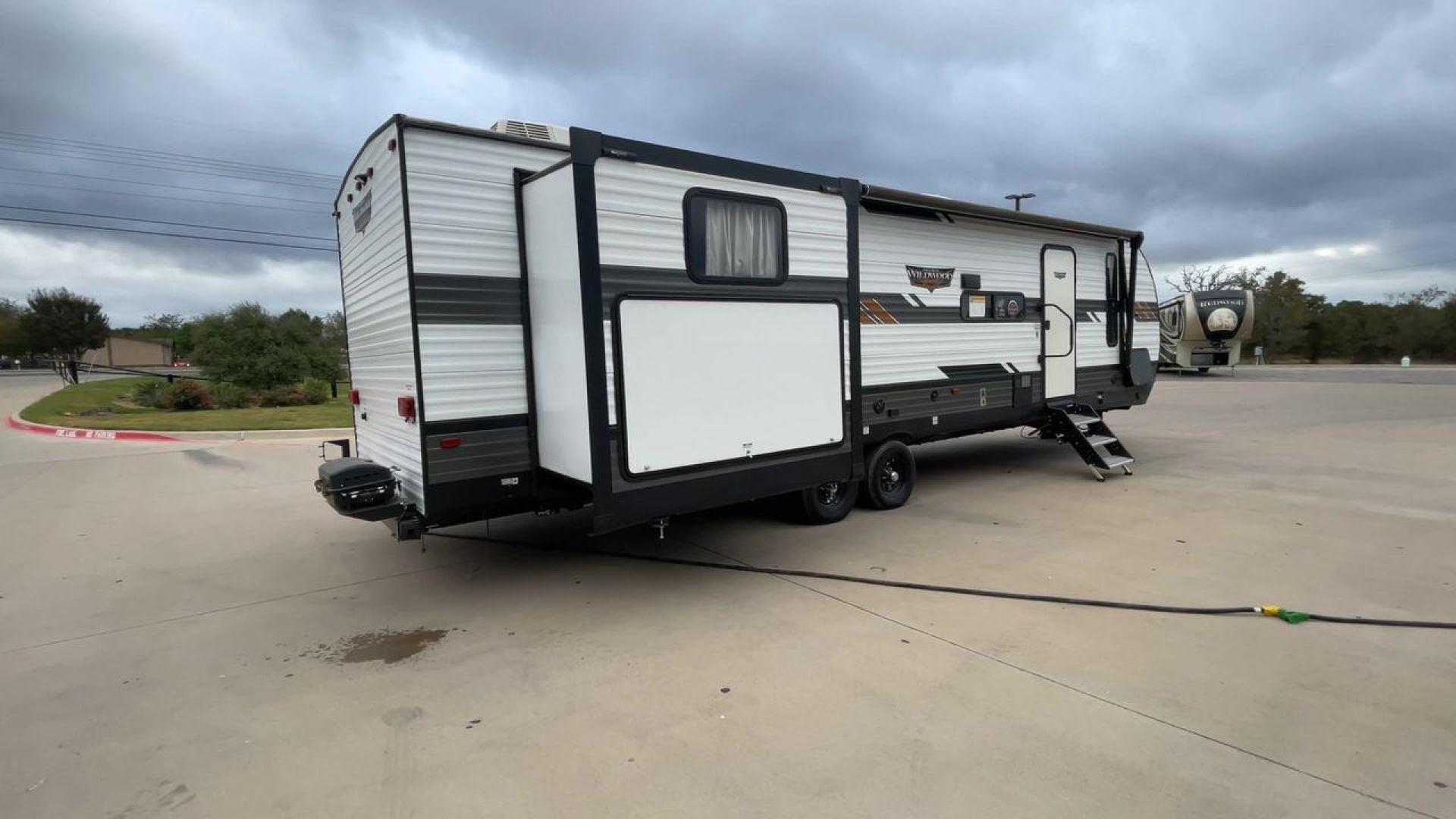 2020 FOREST RIVER WILDWOOD 31KQBTS (4X4TWDG27M8) , Length: 36.5 ft. | Dry Weight: 8,573 lbs. | Slides: 3 transmission, located at 4319 N Main St, Cleburne, TX, 76033, (817) 678-5133, 32.385960, -97.391212 - Photo#1