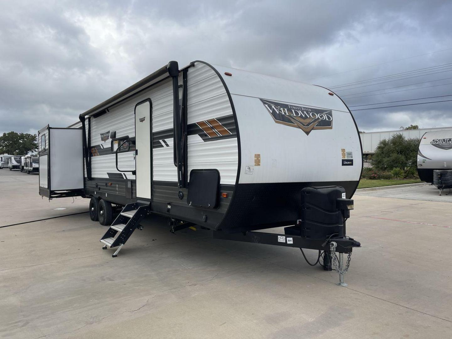 2020 FOREST RIVER WILDWOOD 31KQBTS (4X4TWDG27M8) , Length: 36.5 ft. | Dry Weight: 8,573 lbs. | Slides: 3 transmission, located at 4319 N Main St, Cleburne, TX, 76033, (817) 678-5133, 32.385960, -97.391212 - Photo#23