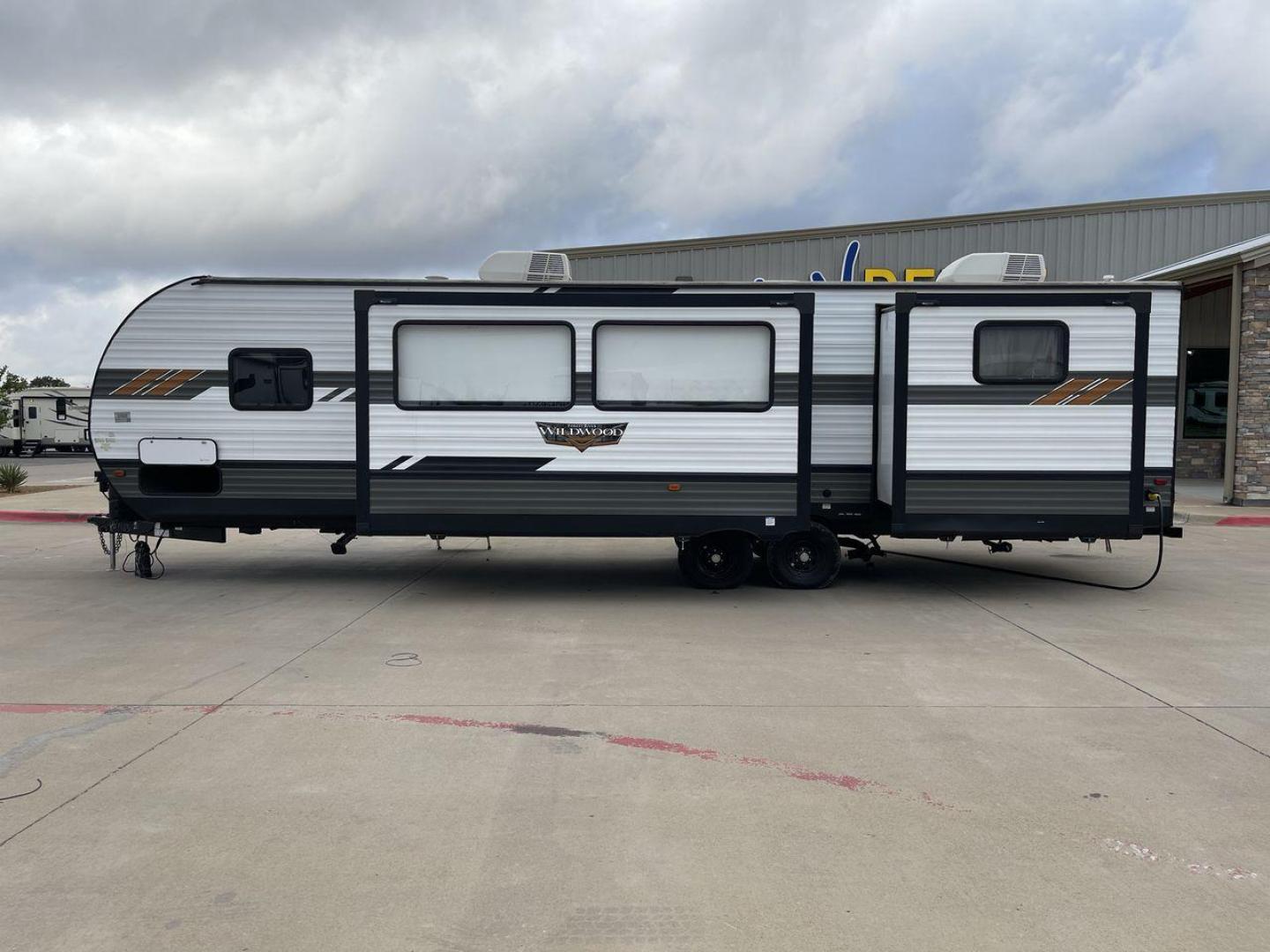 2020 FOREST RIVER WILDWOOD 31KQBTS (4X4TWDG27M8) , Length: 36.5 ft. | Dry Weight: 8,573 lbs. | Slides: 3 transmission, located at 4319 N Main St, Cleburne, TX, 76033, (817) 678-5133, 32.385960, -97.391212 - Photo#24