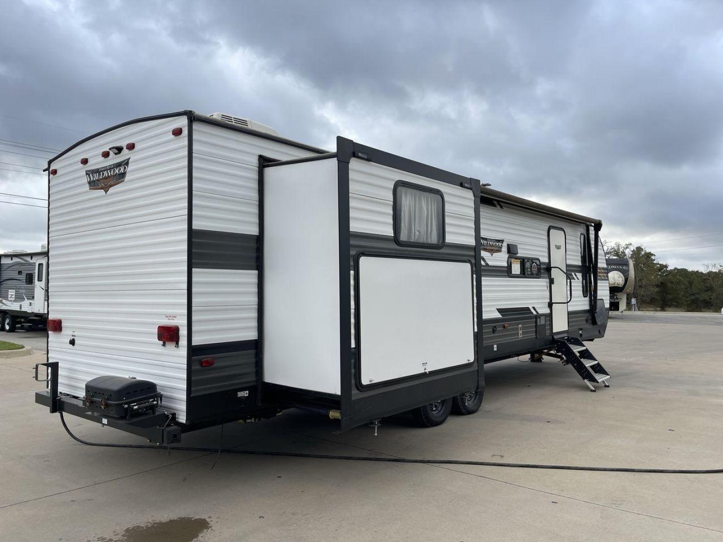 2020 FOREST RIVER WILDWOOD 31KQBTS (4X4TWDG27M8) , Length: 36.5 ft. | Dry Weight: 8,573 lbs. | Slides: 3 transmission, located at 4319 N Main St, Cleburne, TX, 76033, (817) 678-5133, 32.385960, -97.391212 - Photo#25