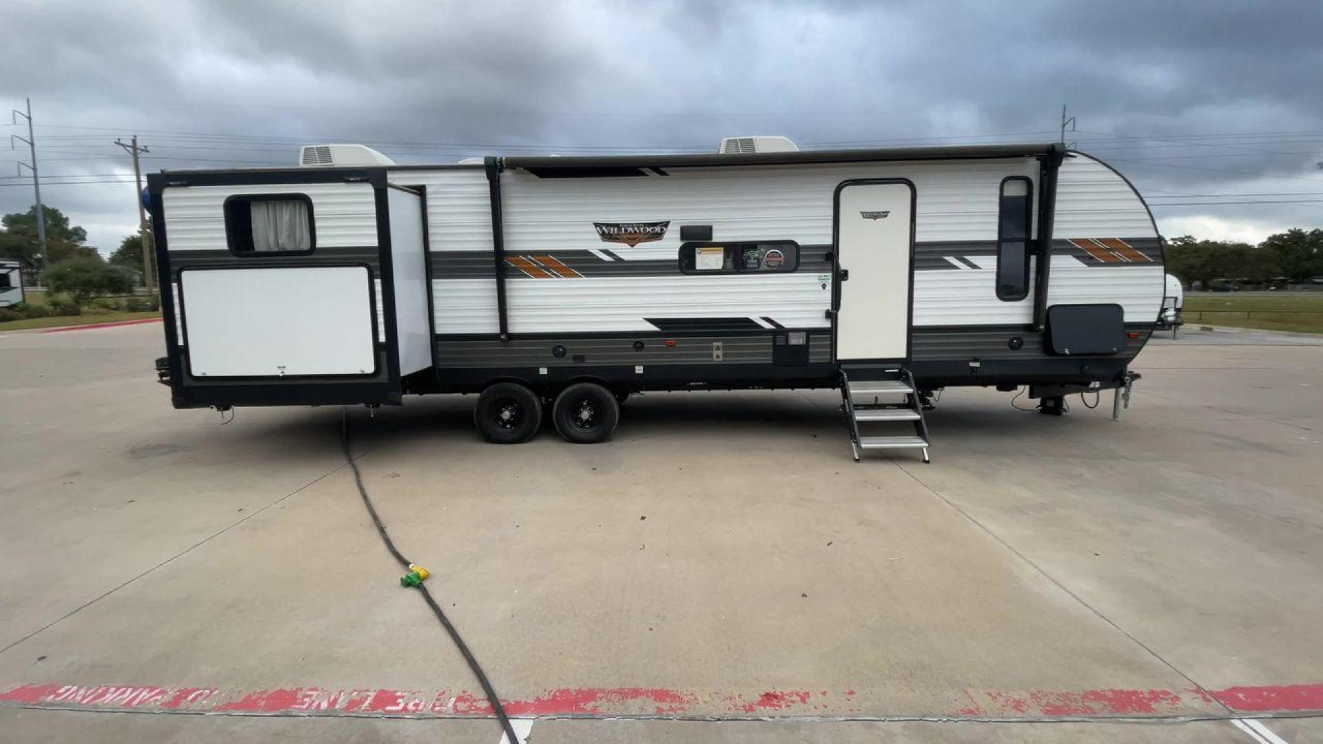 2020 FOREST RIVER WILDWOOD 31KQBTS (4X4TWDG27M8) , Length: 36.5 ft. | Dry Weight: 8,573 lbs. | Slides: 3 transmission, located at 4319 N Main St, Cleburne, TX, 76033, (817) 678-5133, 32.385960, -97.391212 - Photo#2