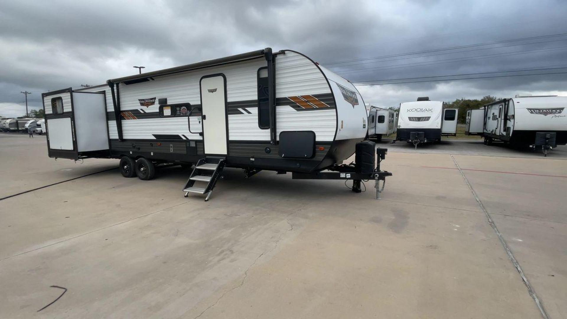 2020 FOREST RIVER WILDWOOD 31KQBTS (4X4TWDG27M8) , Length: 36.5 ft. | Dry Weight: 8,573 lbs. | Slides: 3 transmission, located at 4319 N Main St, Cleburne, TX, 76033, (817) 678-5133, 32.385960, -97.391212 - Photo#3