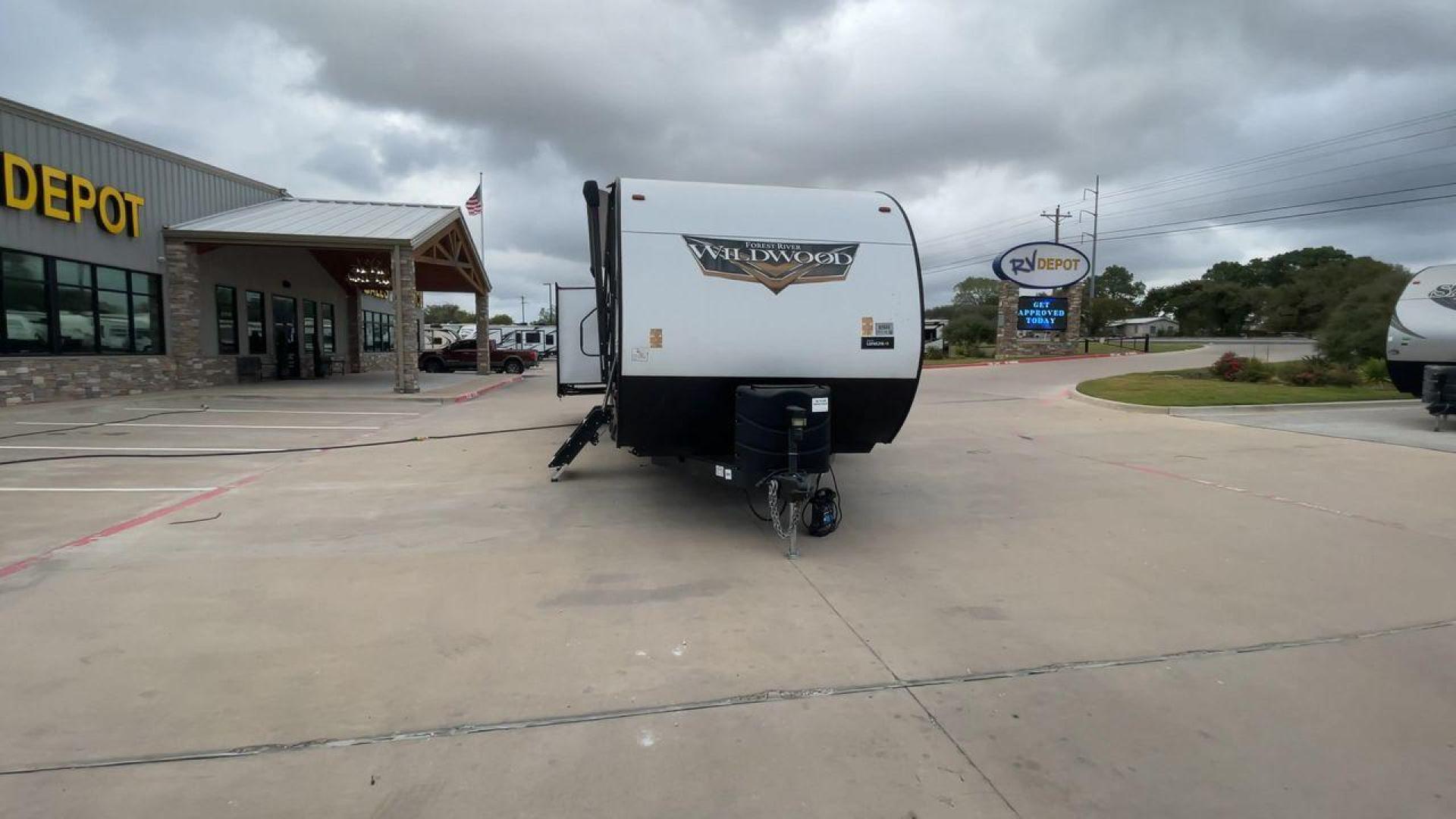 2020 FOREST RIVER WILDWOOD 31KQBTS (4X4TWDG27M8) , Length: 36.5 ft. | Dry Weight: 8,573 lbs. | Slides: 3 transmission, located at 4319 N Main St, Cleburne, TX, 76033, (817) 678-5133, 32.385960, -97.391212 - Photo#4