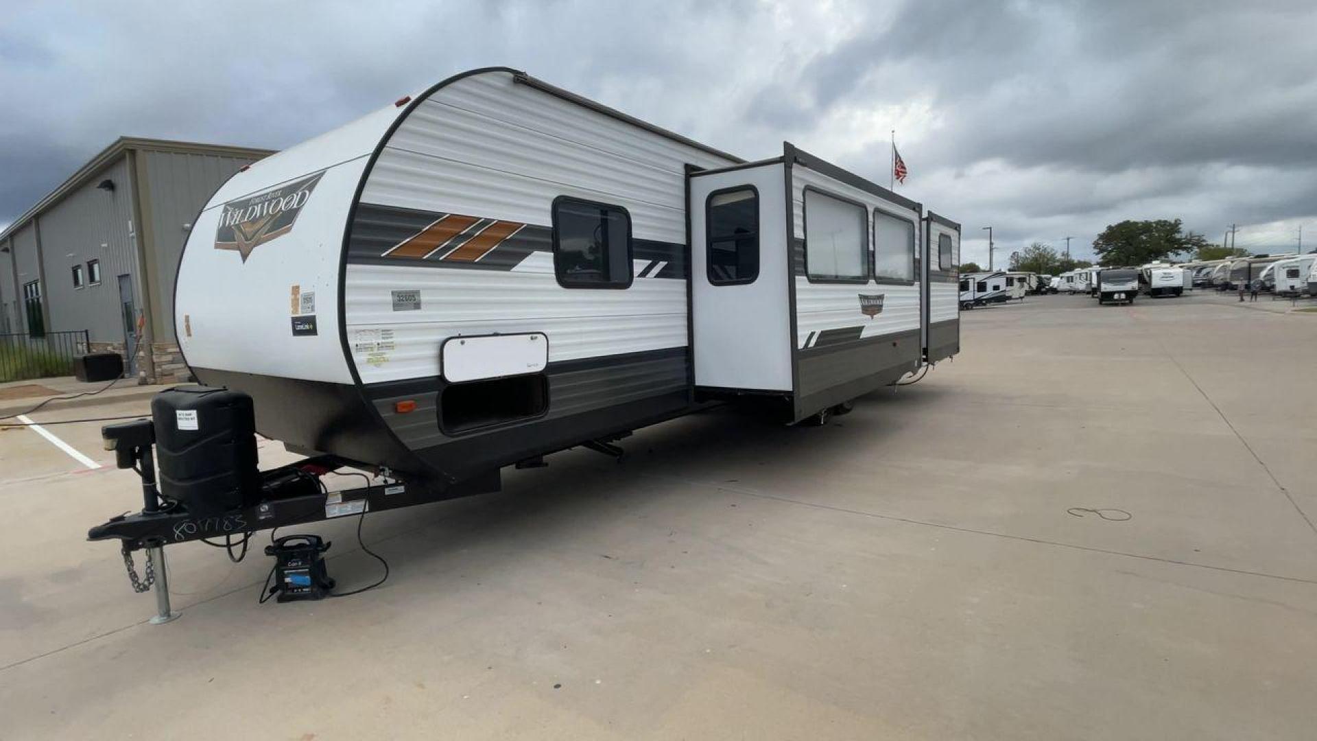 2020 FOREST RIVER WILDWOOD 31KQBTS (4X4TWDG27M8) , Length: 36.5 ft. | Dry Weight: 8,573 lbs. | Slides: 3 transmission, located at 4319 N Main St, Cleburne, TX, 76033, (817) 678-5133, 32.385960, -97.391212 - Photo#5