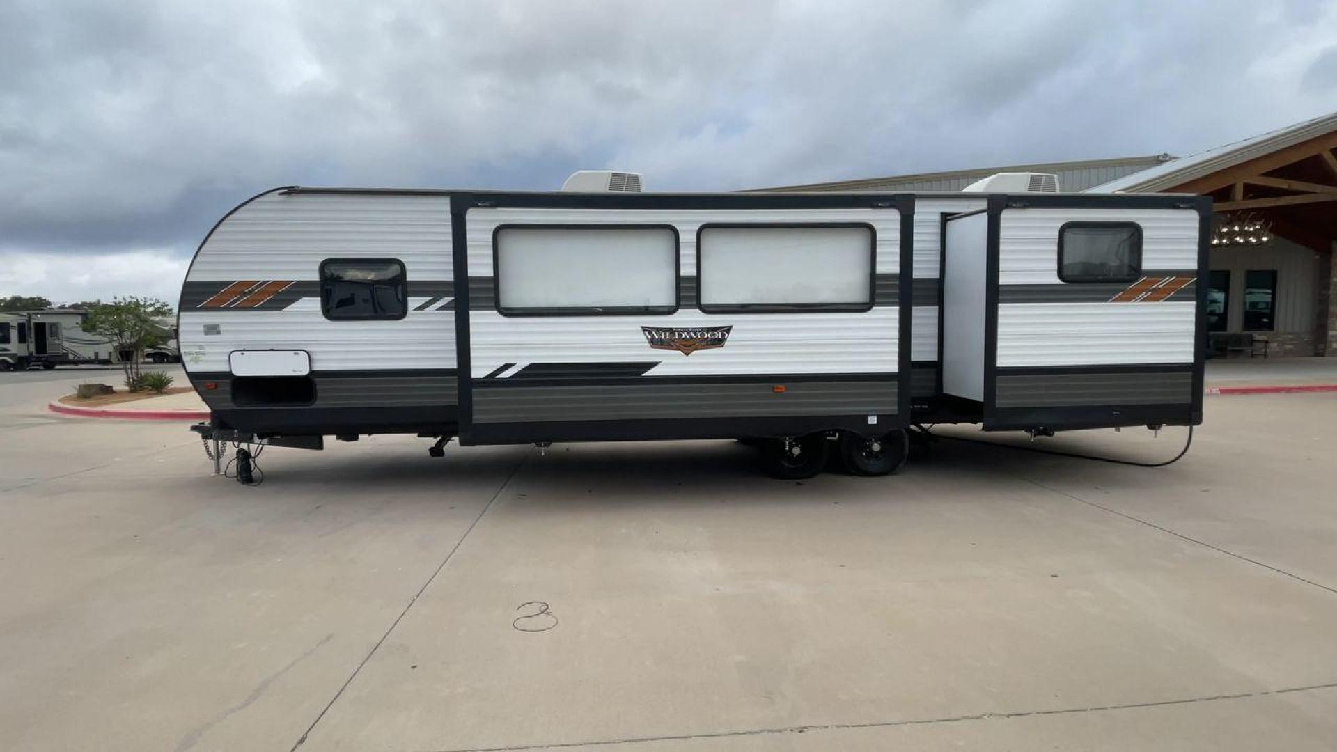 2020 FOREST RIVER WILDWOOD 31KQBTS (4X4TWDG27M8) , Length: 36.5 ft. | Dry Weight: 8,573 lbs. | Slides: 3 transmission, located at 4319 N Main St, Cleburne, TX, 76033, (817) 678-5133, 32.385960, -97.391212 - Photo#6