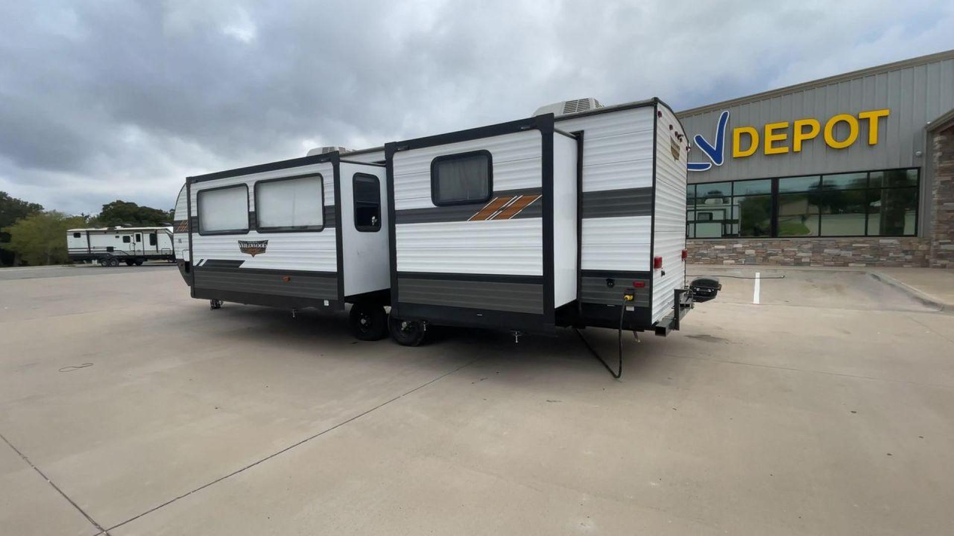 2020 FOREST RIVER WILDWOOD 31KQBTS (4X4TWDG27M8) , Length: 36.5 ft. | Dry Weight: 8,573 lbs. | Slides: 3 transmission, located at 4319 N Main St, Cleburne, TX, 76033, (817) 678-5133, 32.385960, -97.391212 - Photo#7