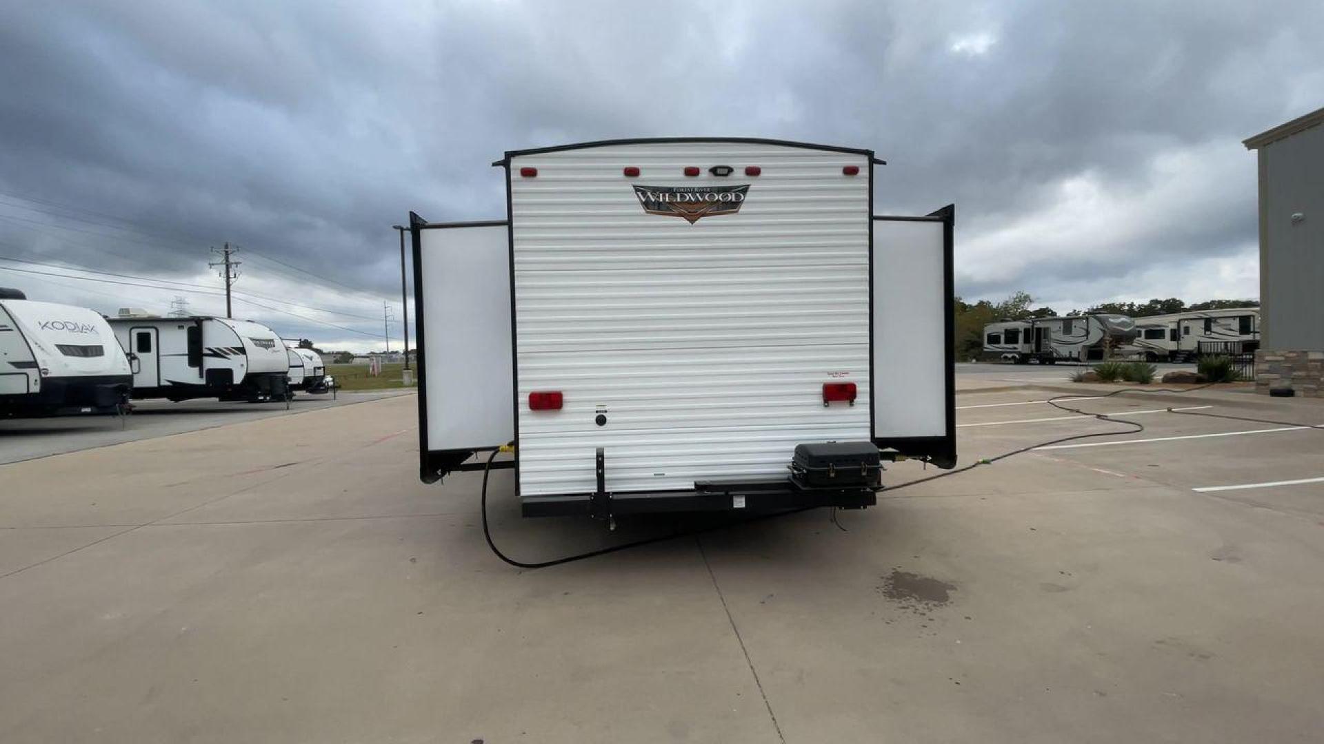 2020 FOREST RIVER WILDWOOD 31KQBTS (4X4TWDG27M8) , Length: 36.5 ft. | Dry Weight: 8,573 lbs. | Slides: 3 transmission, located at 4319 N Main St, Cleburne, TX, 76033, (817) 678-5133, 32.385960, -97.391212 - Photo#8