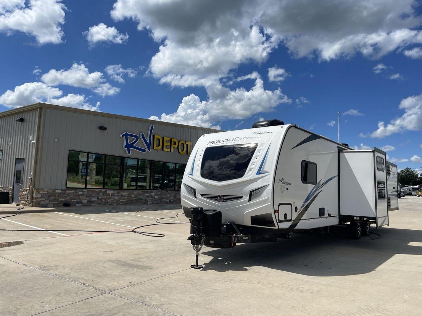 2020 FREEDOM EXPRESS 323BHDS (5ZT2FEXB2LW) , located at 4319 N Main St, Cleburne, TX, 76033, (817) 678-5133, 32.385960, -97.391212 - Photo#0