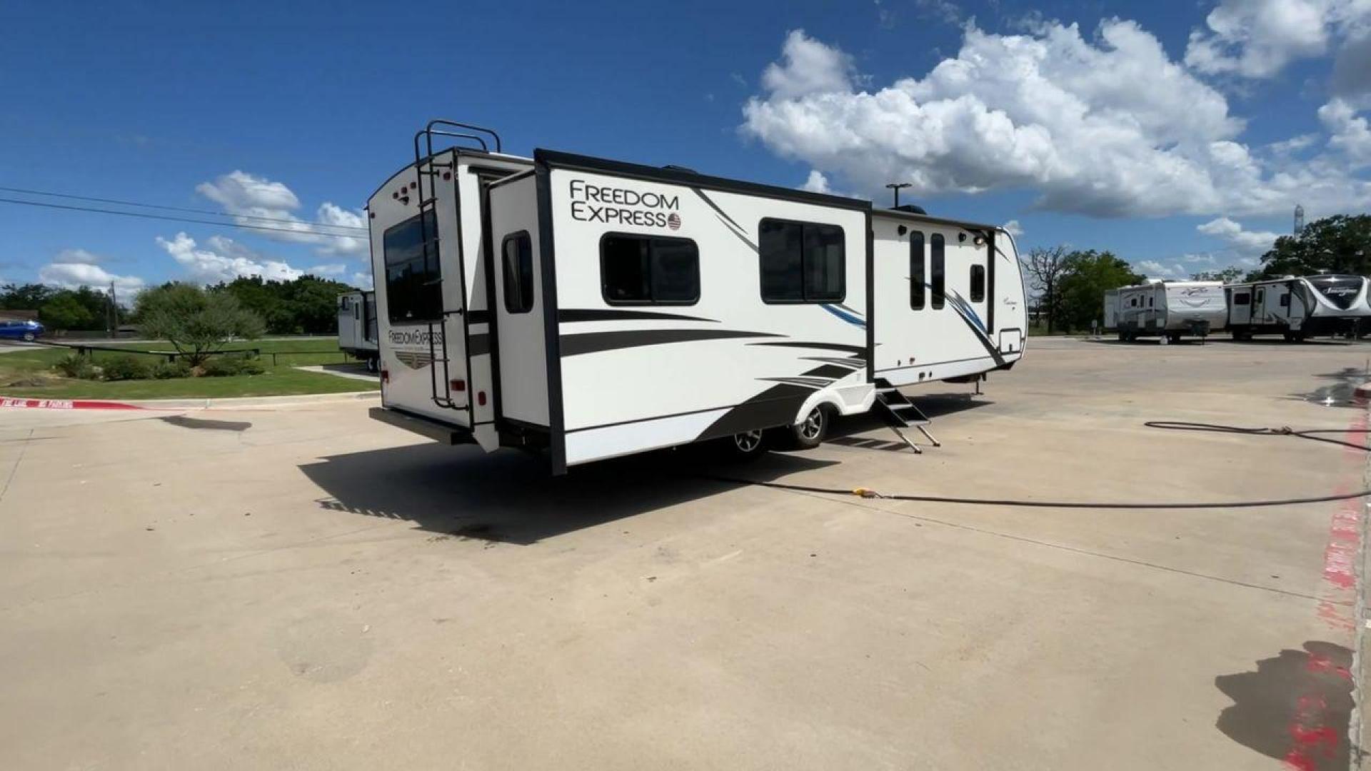 2020 FREEDOM EXPRESS 323BHDS (5ZT2FEXB2LW) , located at 4319 N Main St, Cleburne, TX, 76033, (817) 678-5133, 32.385960, -97.391212 - Photo#1