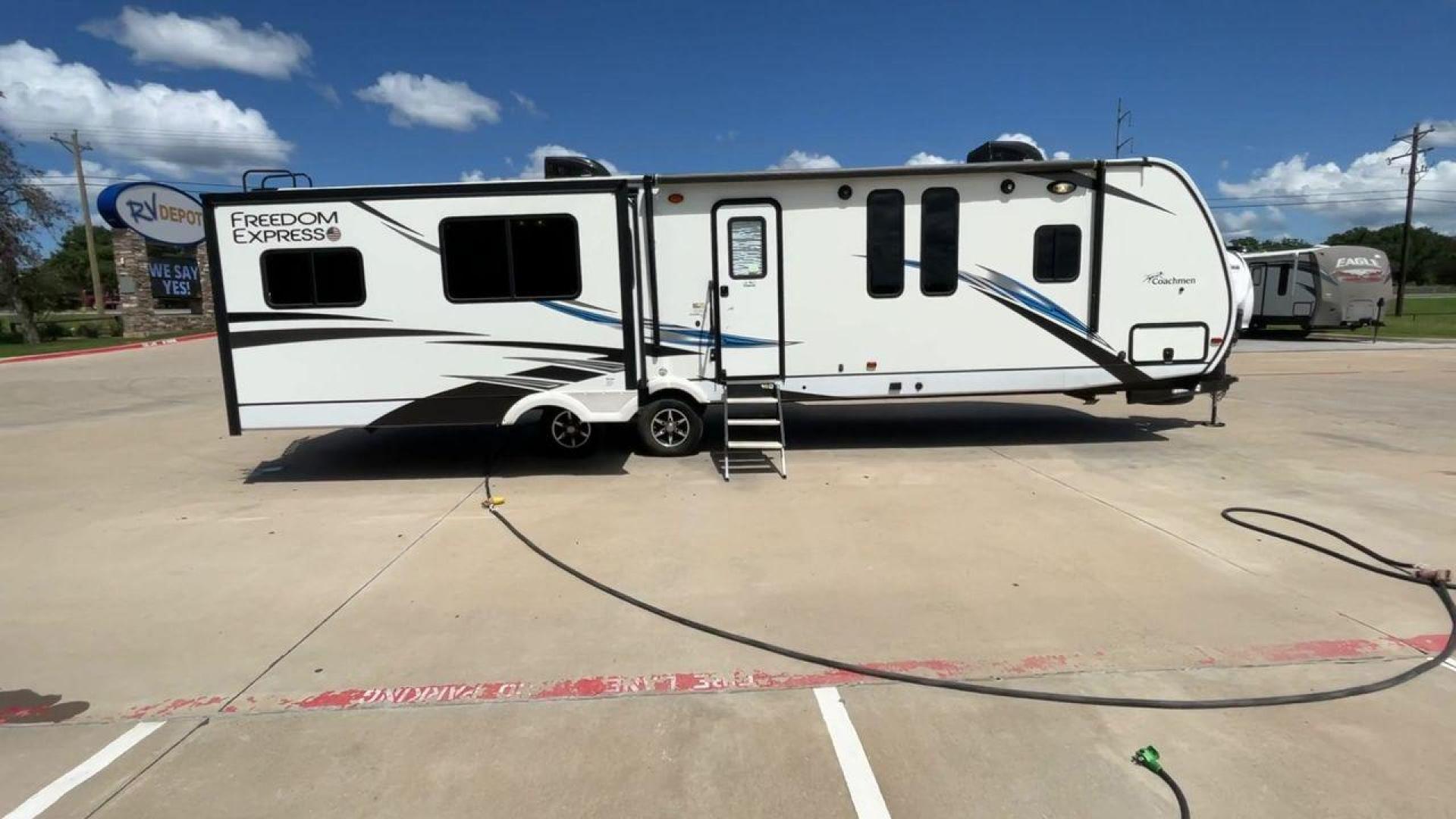 2020 FREEDOM EXPRESS 323BHDS (5ZT2FEXB2LW) , located at 4319 N Main St, Cleburne, TX, 76033, (817) 678-5133, 32.385960, -97.391212 - Photo#2