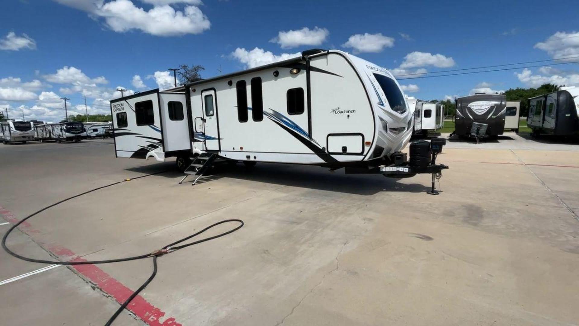 2020 FREEDOM EXPRESS 323BHDS (5ZT2FEXB2LW) , located at 4319 N Main St, Cleburne, TX, 76033, (817) 678-5133, 32.385960, -97.391212 - Photo#3