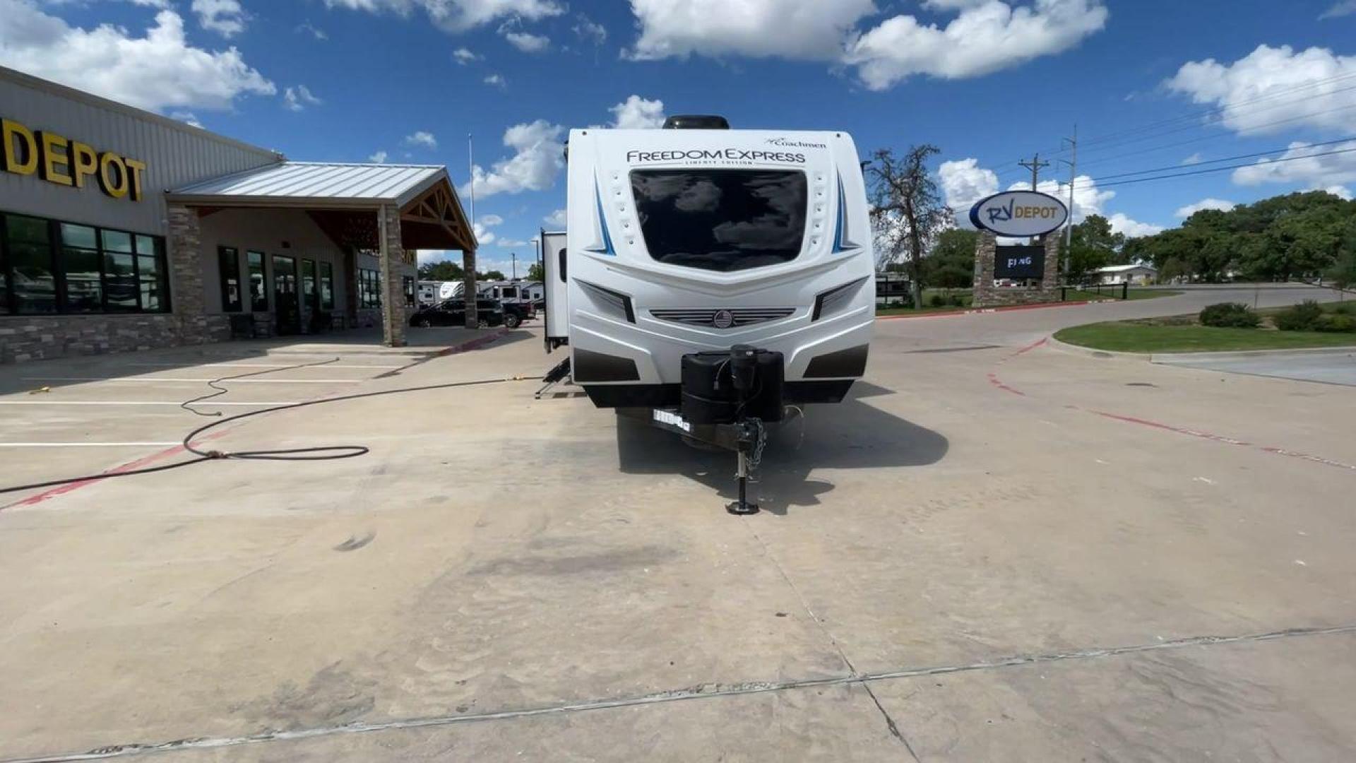 2020 FREEDOM EXPRESS 323BHDS (5ZT2FEXB2LW) , located at 4319 N Main St, Cleburne, TX, 76033, (817) 678-5133, 32.385960, -97.391212 - Photo#4