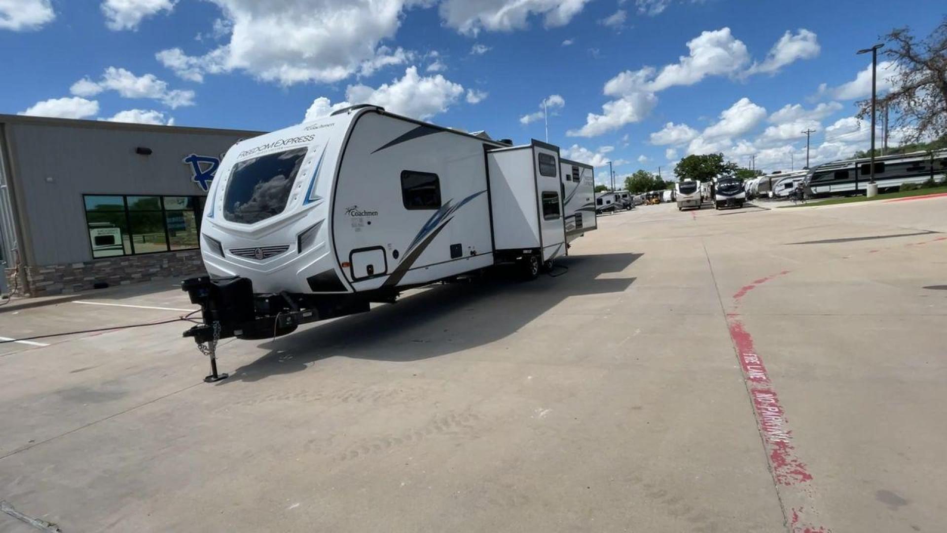 2020 FREEDOM EXPRESS 323BHDS (5ZT2FEXB2LW) , located at 4319 N Main St, Cleburne, TX, 76033, (817) 678-5133, 32.385960, -97.391212 - Photo#5