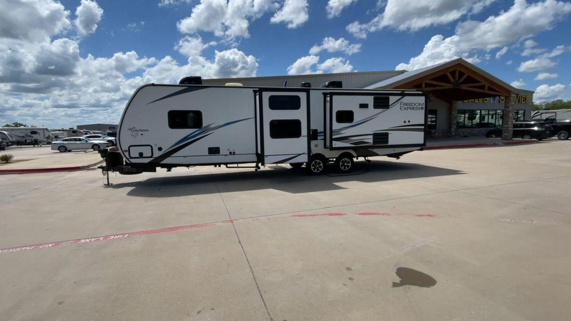 2020 FREEDOM EXPRESS 323BHDS (5ZT2FEXB2LW) , located at 4319 N Main St, Cleburne, TX, 76033, (817) 678-5133, 32.385960, -97.391212 - Photo#6