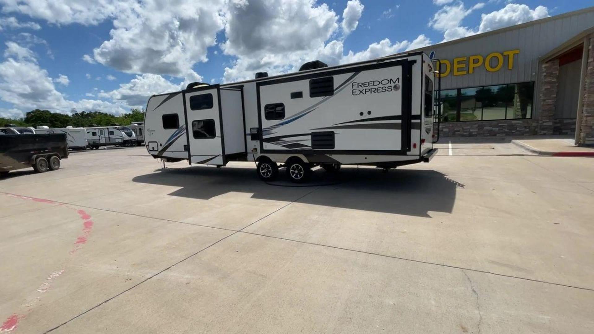 2020 FREEDOM EXPRESS 323BHDS (5ZT2FEXB2LW) , located at 4319 N Main St, Cleburne, TX, 76033, (817) 678-5133, 32.385960, -97.391212 - Photo#7