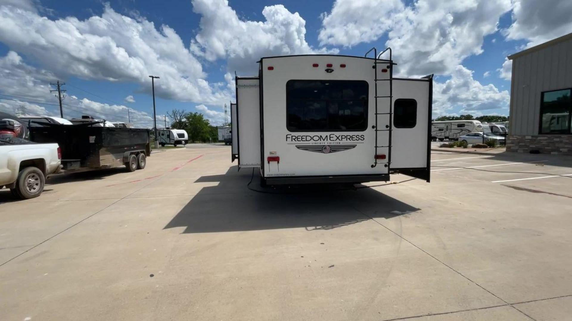 2020 FREEDOM EXPRESS 323BHDS (5ZT2FEXB2LW) , located at 4319 N Main St, Cleburne, TX, 76033, (817) 678-5133, 32.385960, -97.391212 - Photo#8