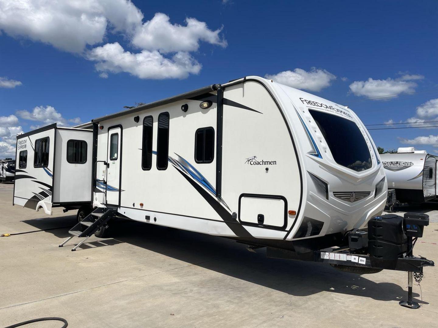 2020 FREEDOM EXPRESS 323BHDS (5ZT2FEXB2LW) , located at 4319 N Main St, Cleburne, TX, 76033, (817) 678-5133, 32.385960, -97.391212 - Photo#23